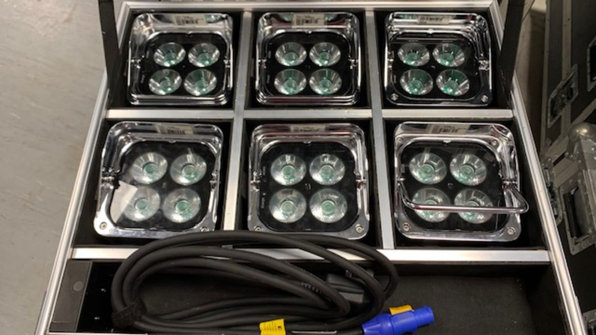 6 x Prolight Smartbat Chrome Uplighters In A Charging Flight Case - Only Around 50 Hours Use* - Image 2 of 5