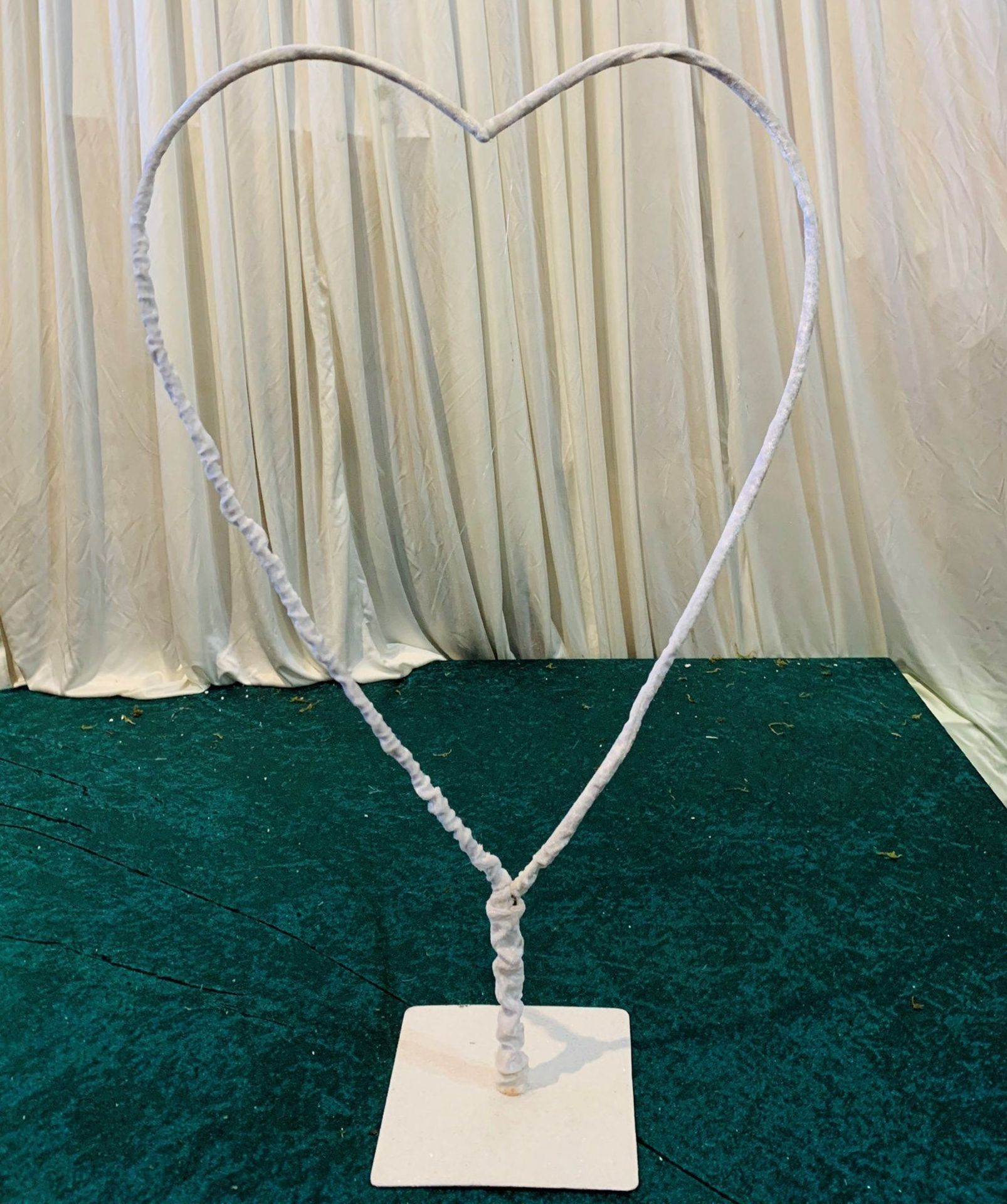 4 x Wire Heart Display Stands - Dimensions: 75x46cm - Ref: Lot 90 - CL548 - Location: Near Market