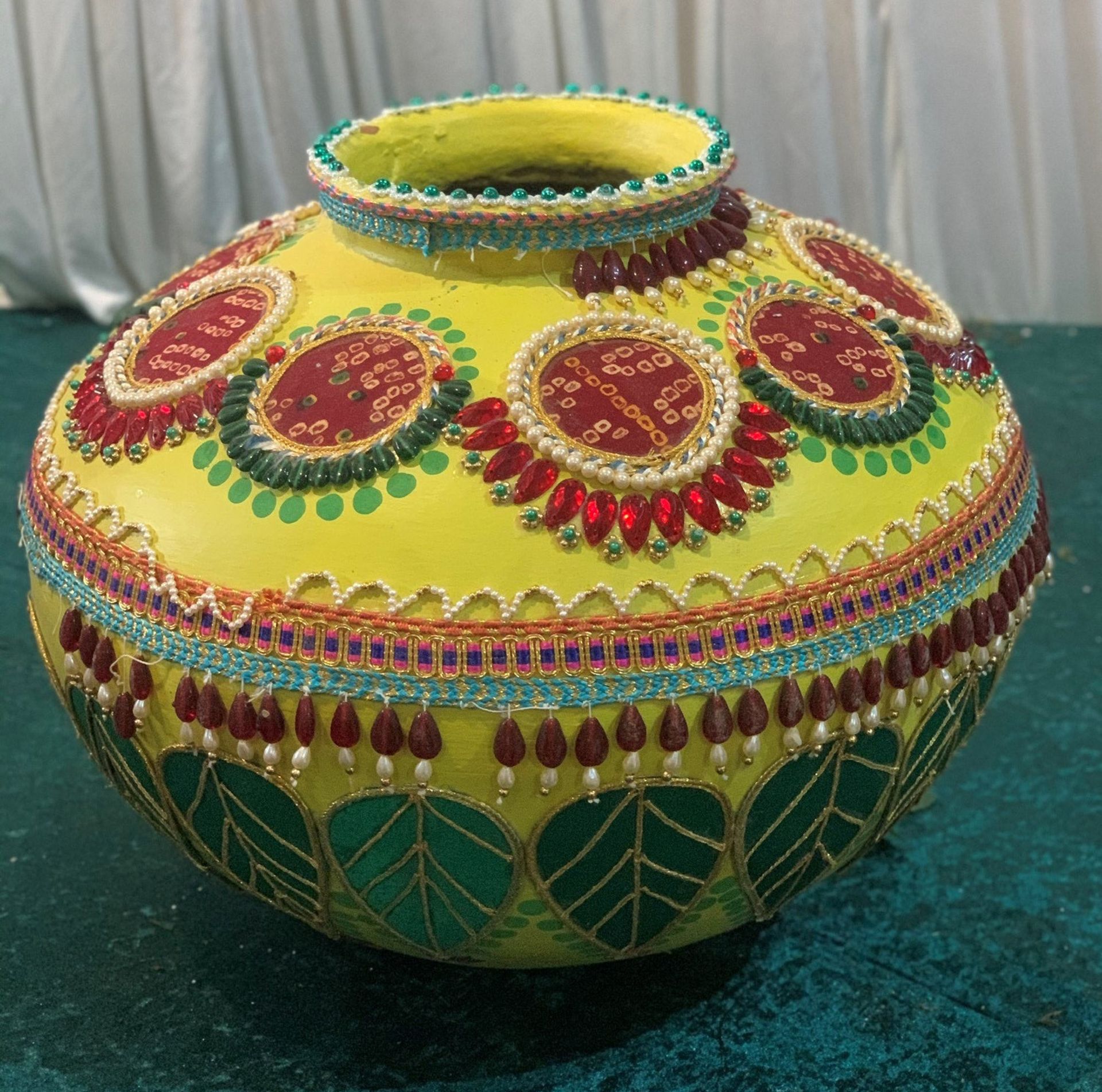 1 x Large Decorated Yellow Indian Pot - Dimensions: 40x50cm - Ref: Lot 104 - CL548 - Location: