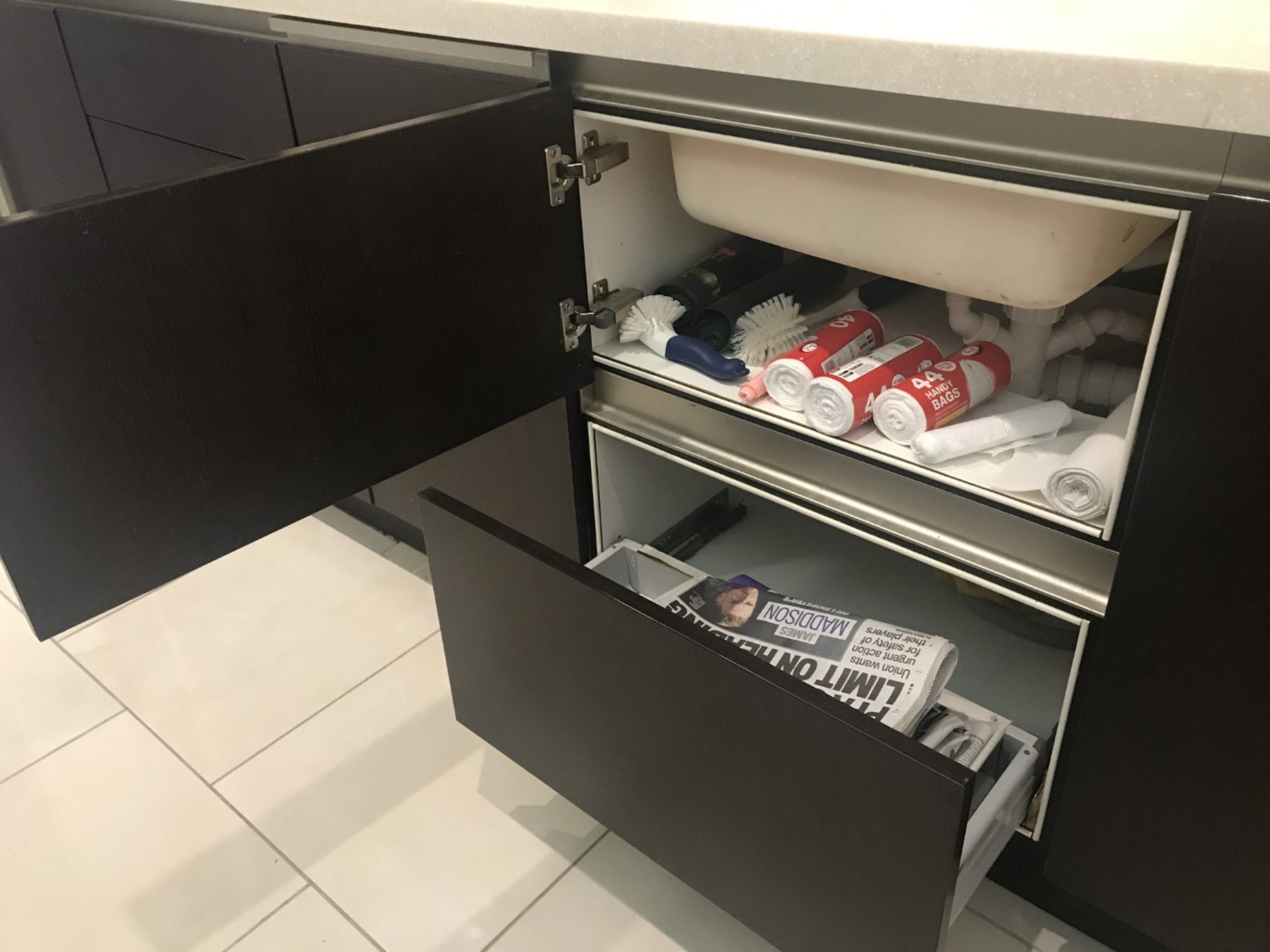 1 x Siematic Contemporary Fitted Kitchen Featuring Wenge Soft Close Handleless Doors, Corian - Image 46 of 64