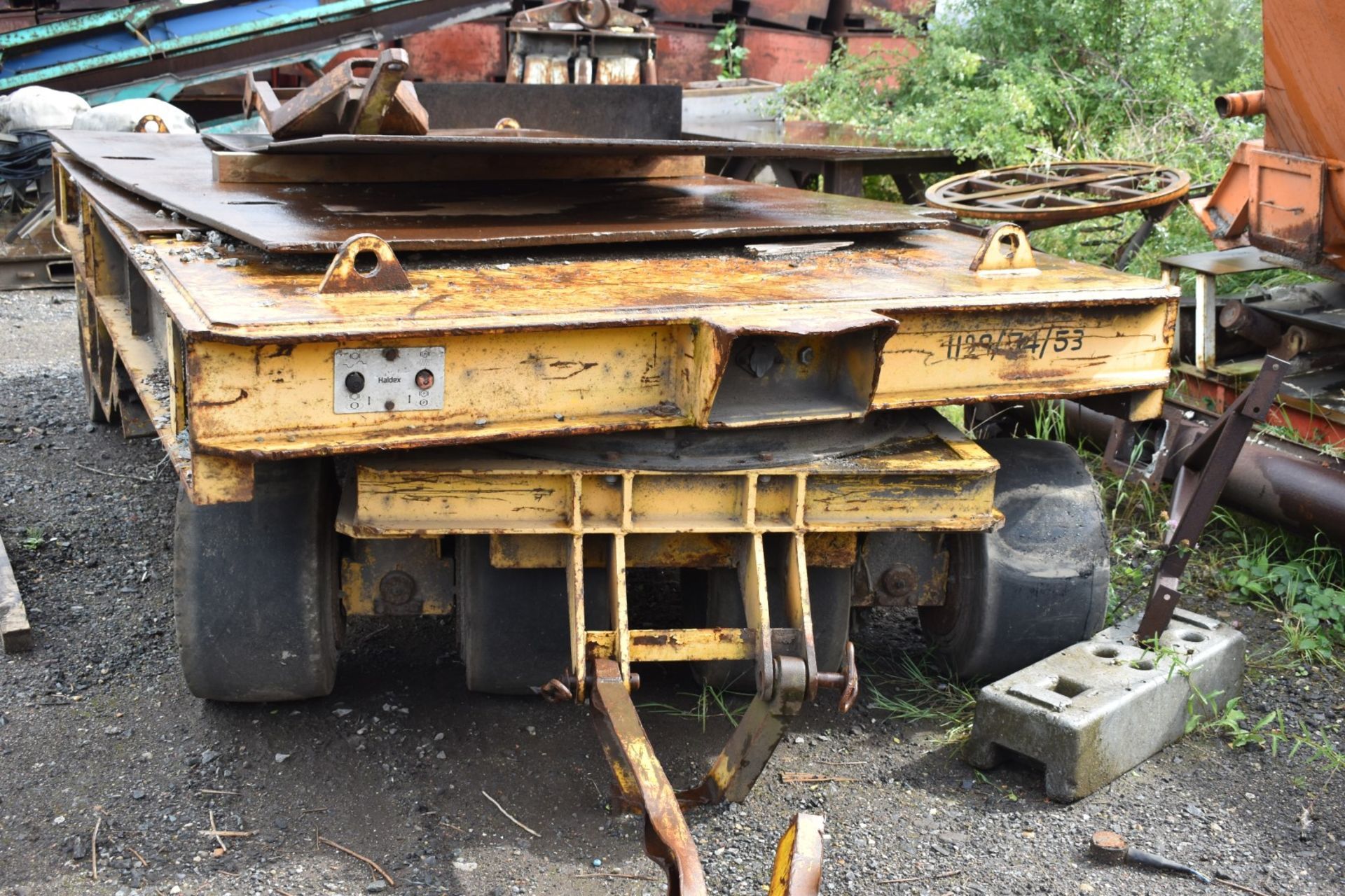 1 x Heavy Duty Flat Bed Industrial Trailer With Swivel Axle and Double Rubber Tyre Wheels - Steel - Image 9 of 14