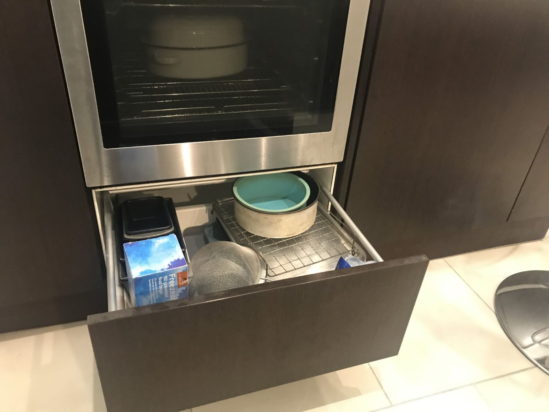 1 x Siematic Contemporary Fitted Kitchen Featuring Wenge Soft Close Handleless Doors, Corian - Image 19 of 64