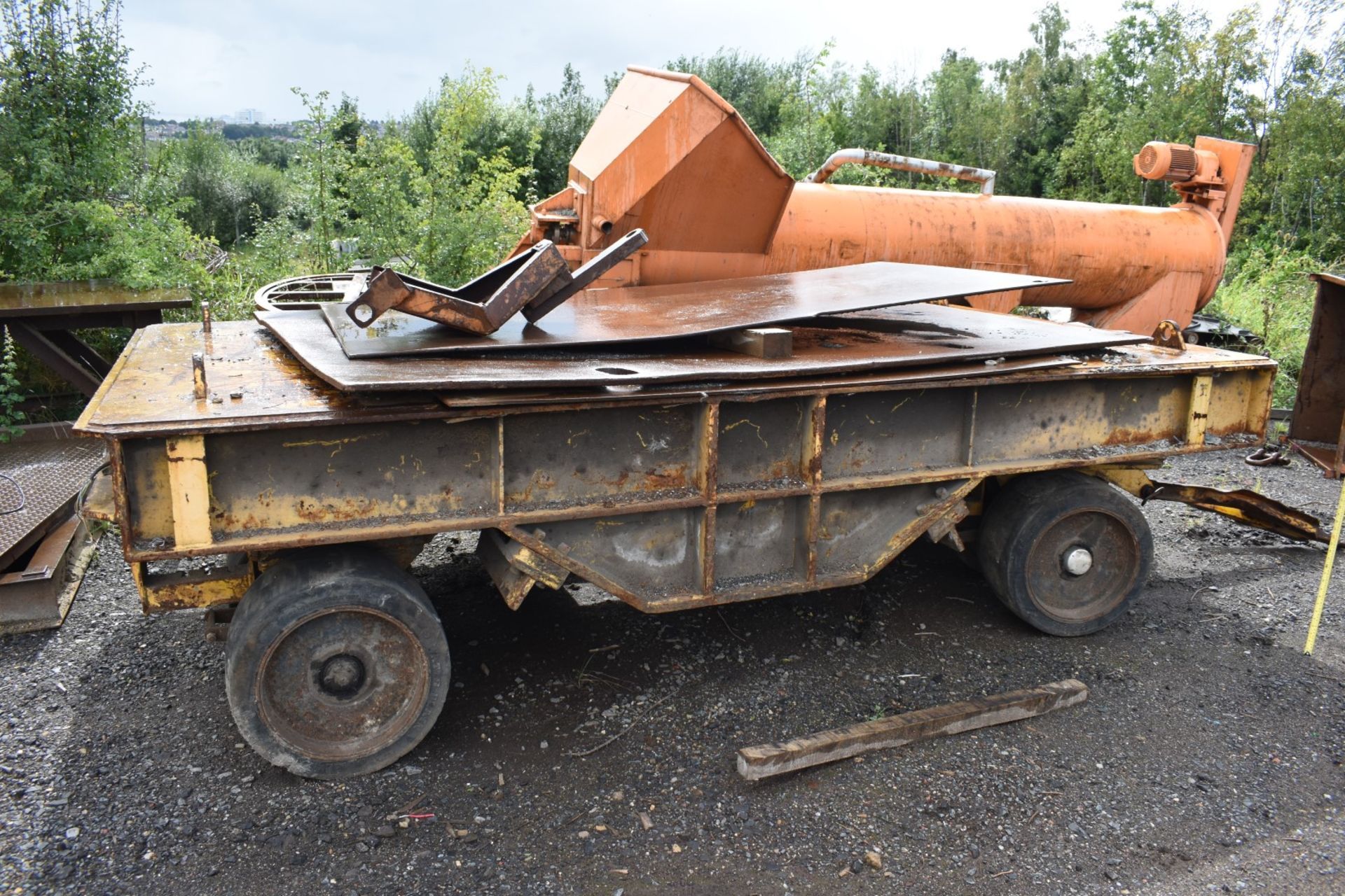 1 x Heavy Duty Flat Bed Industrial Trailer With Swivel Axle and Double Rubber Tyre Wheels - Steel - Image 11 of 14