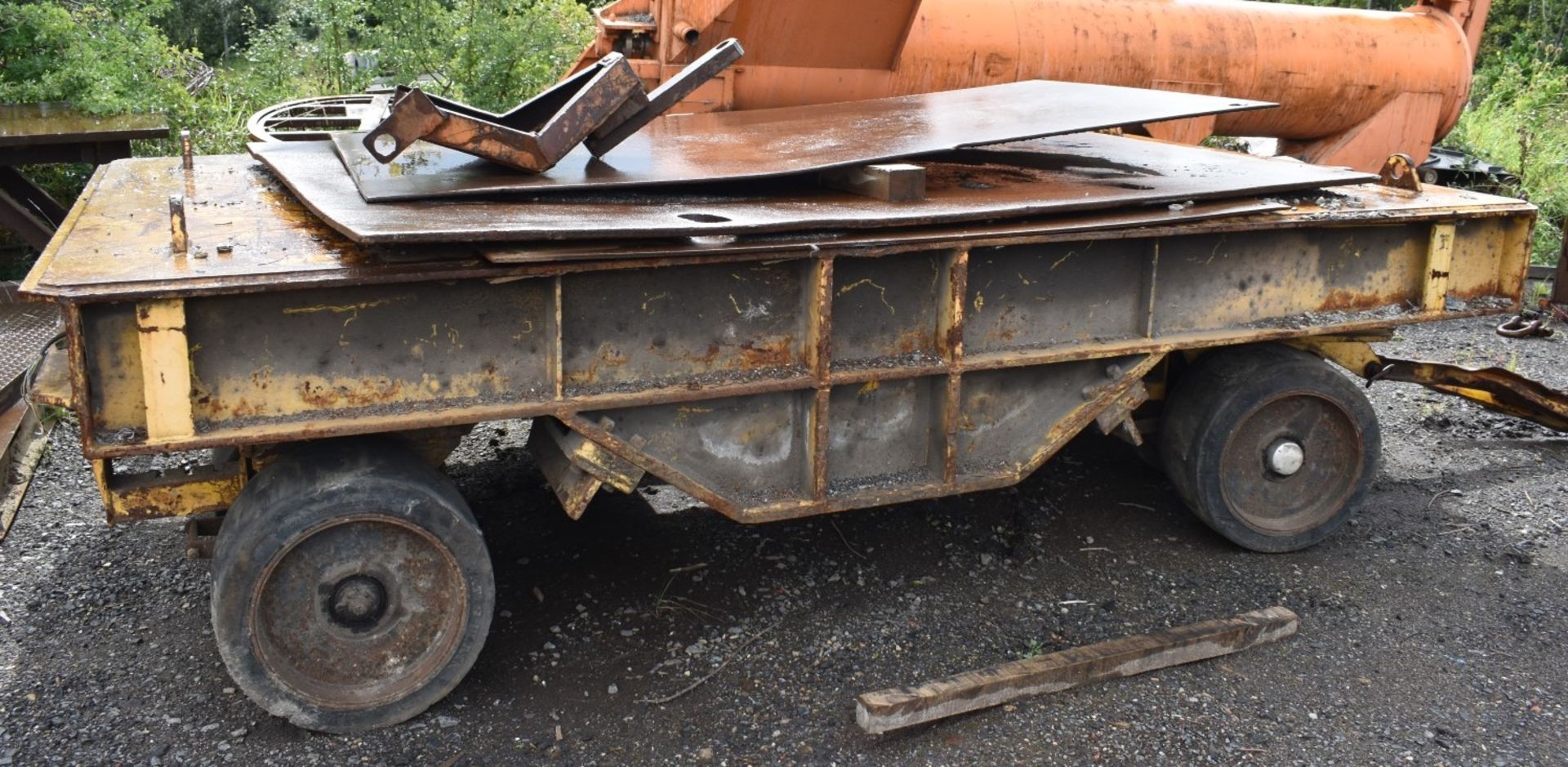 1 x Heavy Duty Flat Bed Industrial Trailer With Swivel Axle and Double Rubber Tyre Wheels - Steel - Image 2 of 14