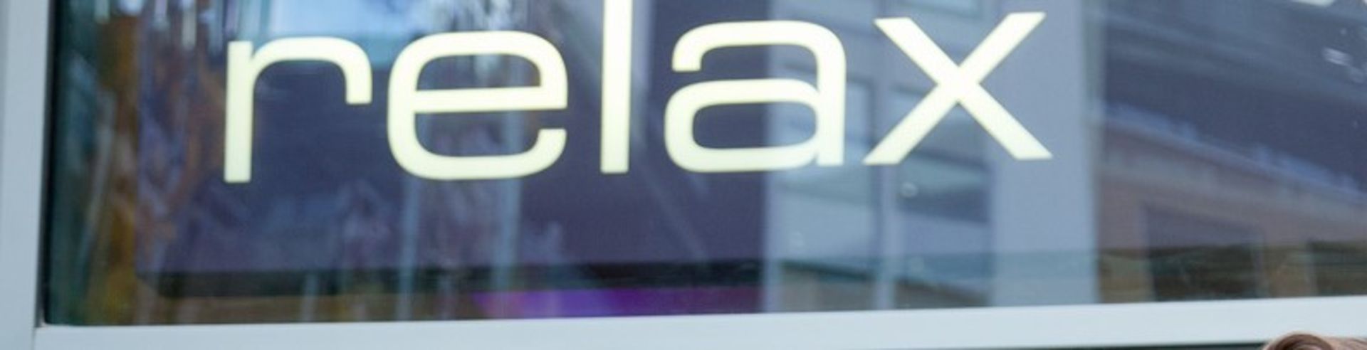 1 x Cool White RELAX Advertisement Illuminated Signage - Individual Perspex Letters Mounted on Rails - Image 3 of 4