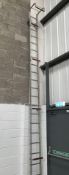 1 x Set of Single Section 18ft Roof Ladders - Approx Height 550 cms Width 31 cms - Ref 417 - CL501 -