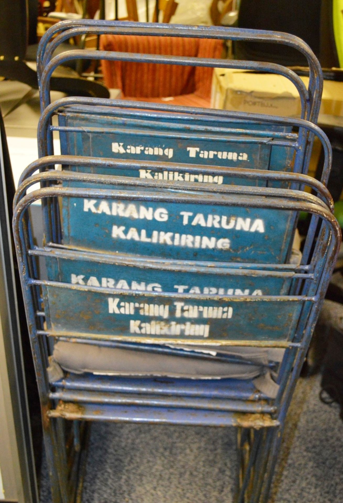 7 x Vintage Rustic Metal Chairs - Dimensions: W33 x D43 x H80cm - Also Includes 5 x Seat Cushions - Image 3 of 4