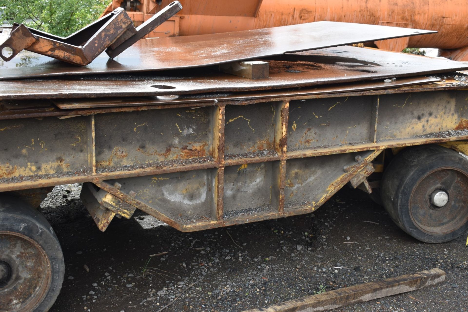 1 x Heavy Duty Flat Bed Industrial Trailer With Swivel Axle and Double Rubber Tyre Wheels - Steel - Image 4 of 14