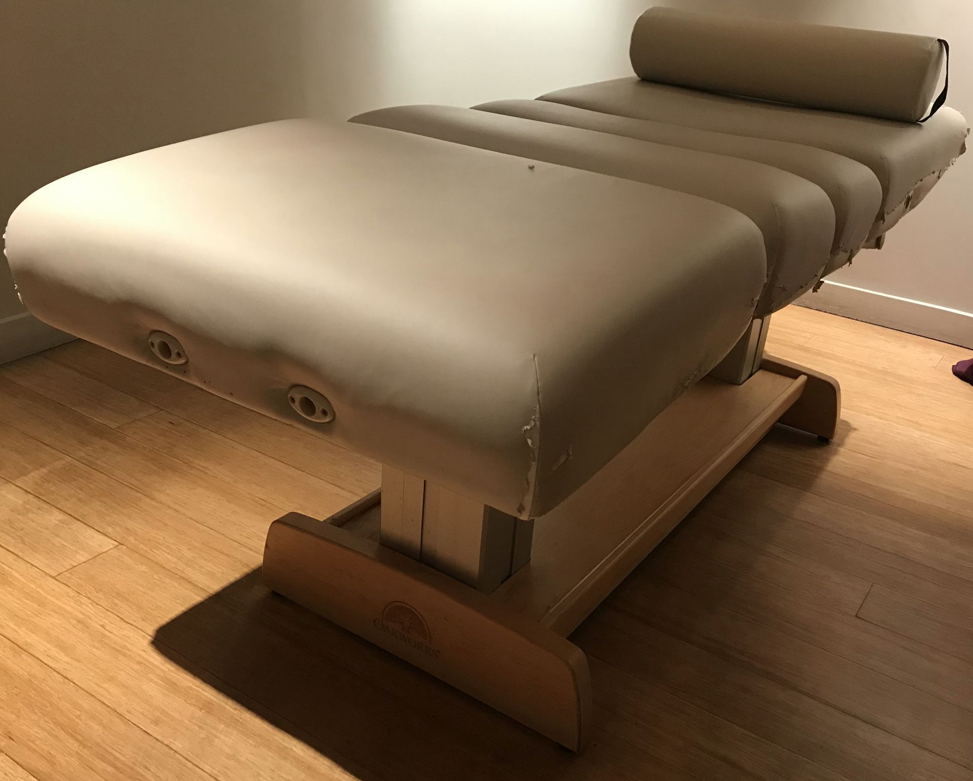 1 x Oakworks Clinician Electric-Hydraulic Massage Table With Footpedal and Linak HBWO Remote Control - Image 8 of 11