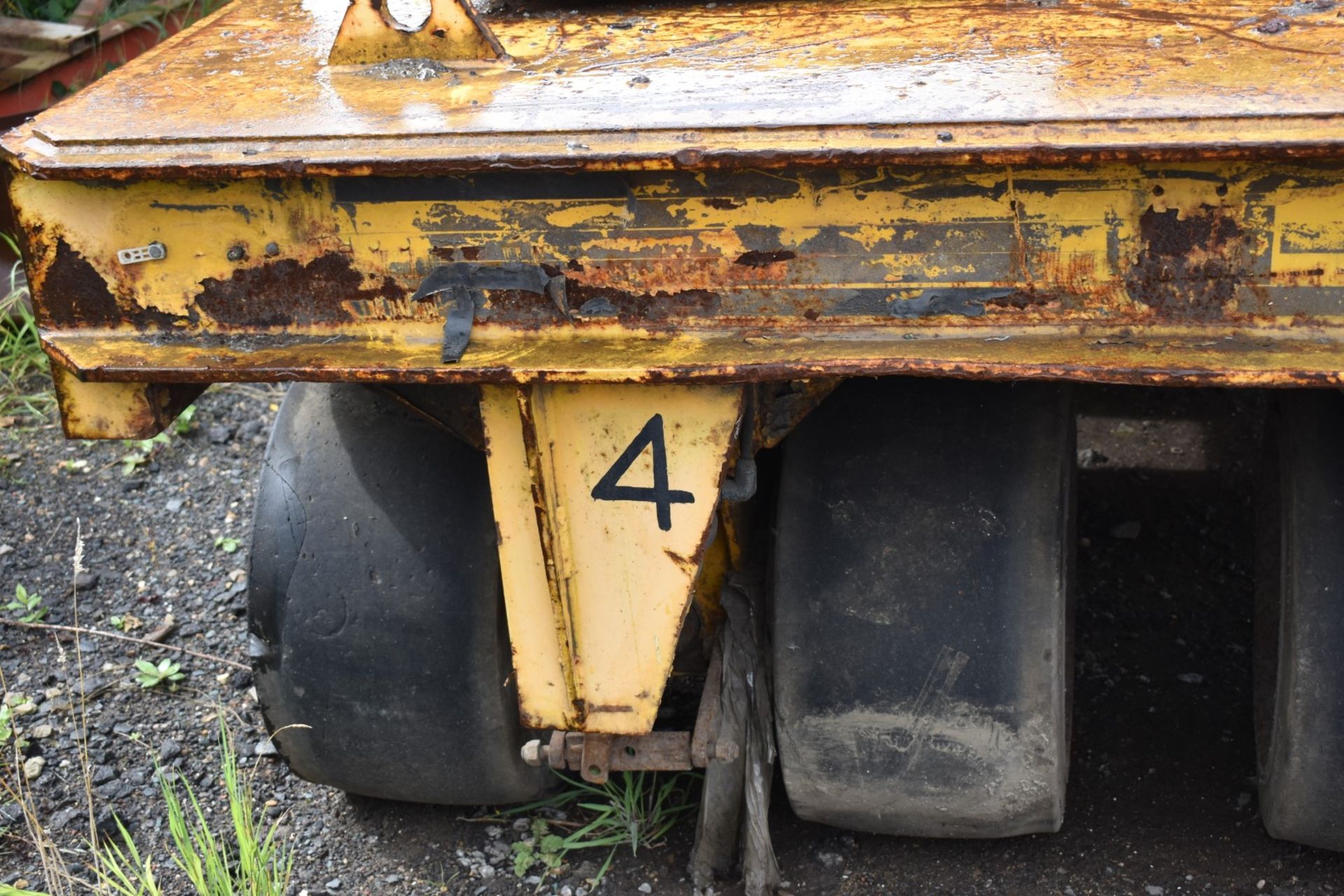 1 x Heavy Duty Flat Bed Industrial Trailer With Swivel Axle and Double Rubber Tyre Wheels - Steel - Image 10 of 14