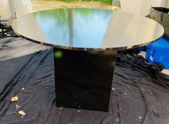 4 x 4ft Round Black Gloss Table - Dimensions: 76x122cm - Ref: Lot 4 - CL548 - Location: Near