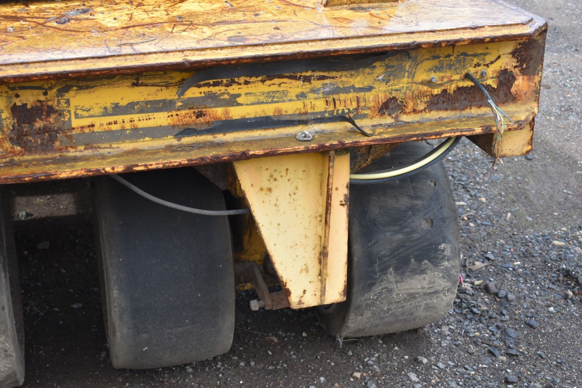 1 x Heavy Duty Flat Bed Industrial Trailer With Swivel Axle and Double Rubber Tyre Wheels - Steel - Image 3 of 14