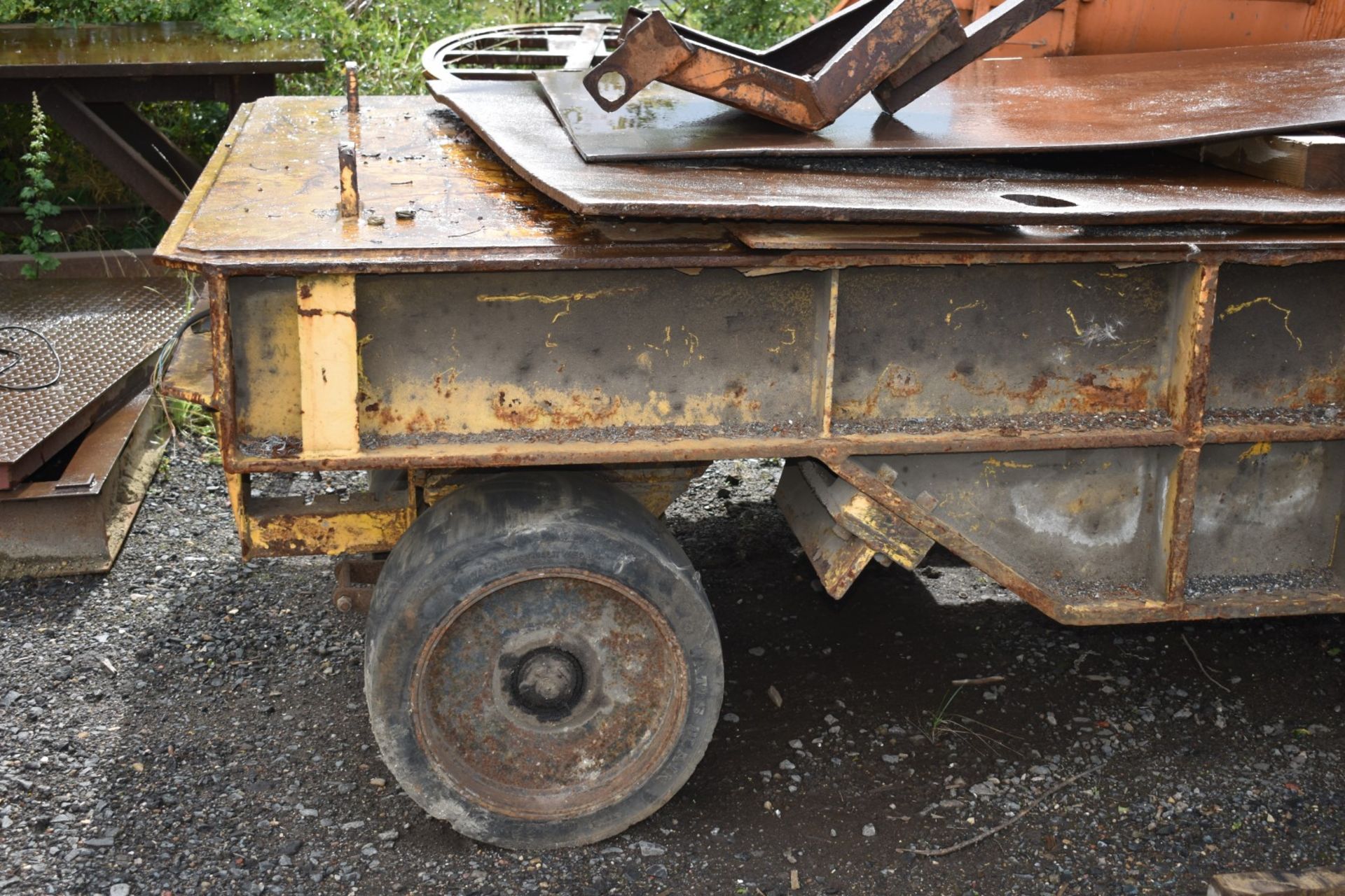 1 x Heavy Duty Flat Bed Industrial Trailer With Swivel Axle and Double Rubber Tyre Wheels - Steel - Image 14 of 14