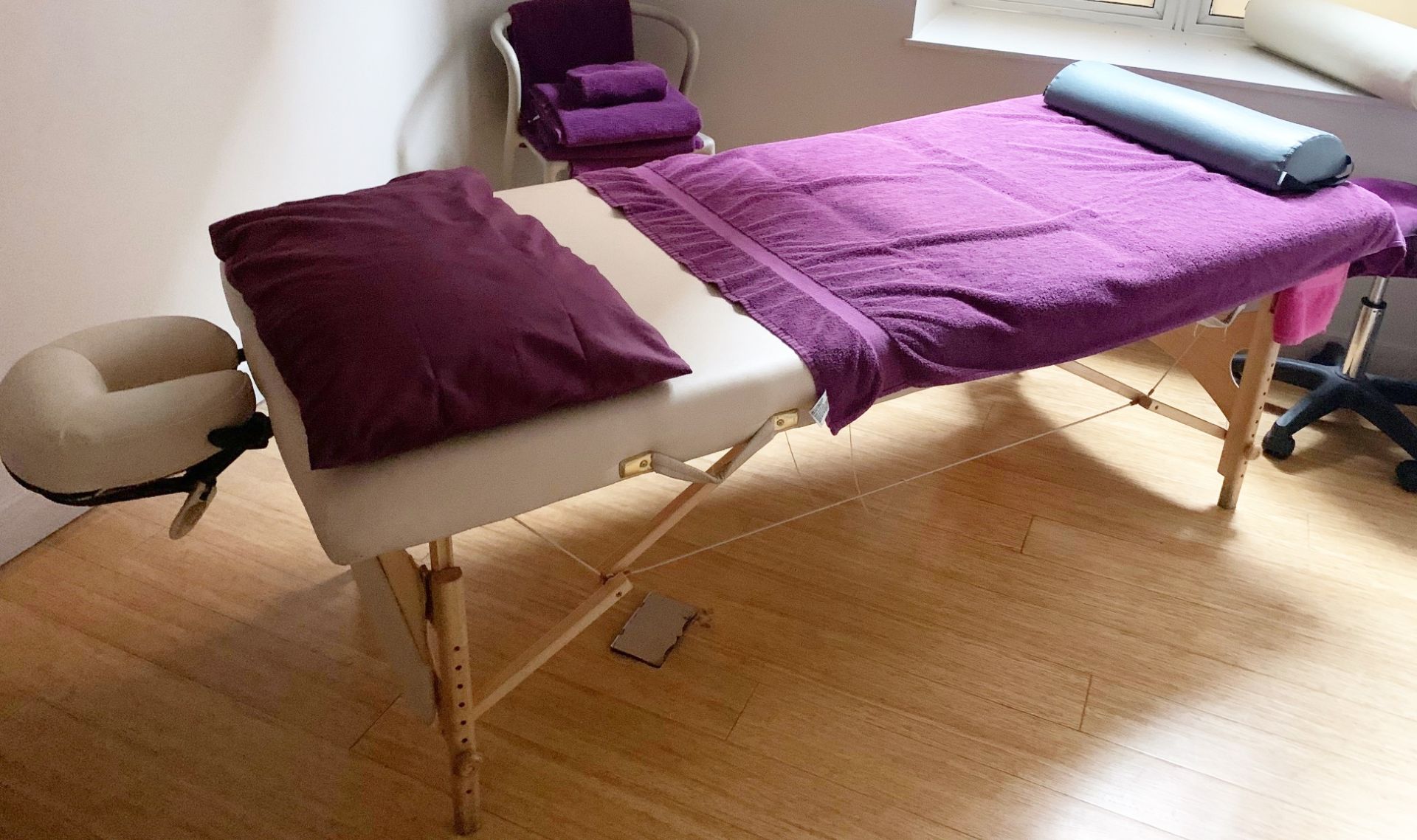 1 x Oakworks Clinician Manual Massage Table - Supplied With Headrest - CL587 - Location: Altrincham - Image 2 of 3