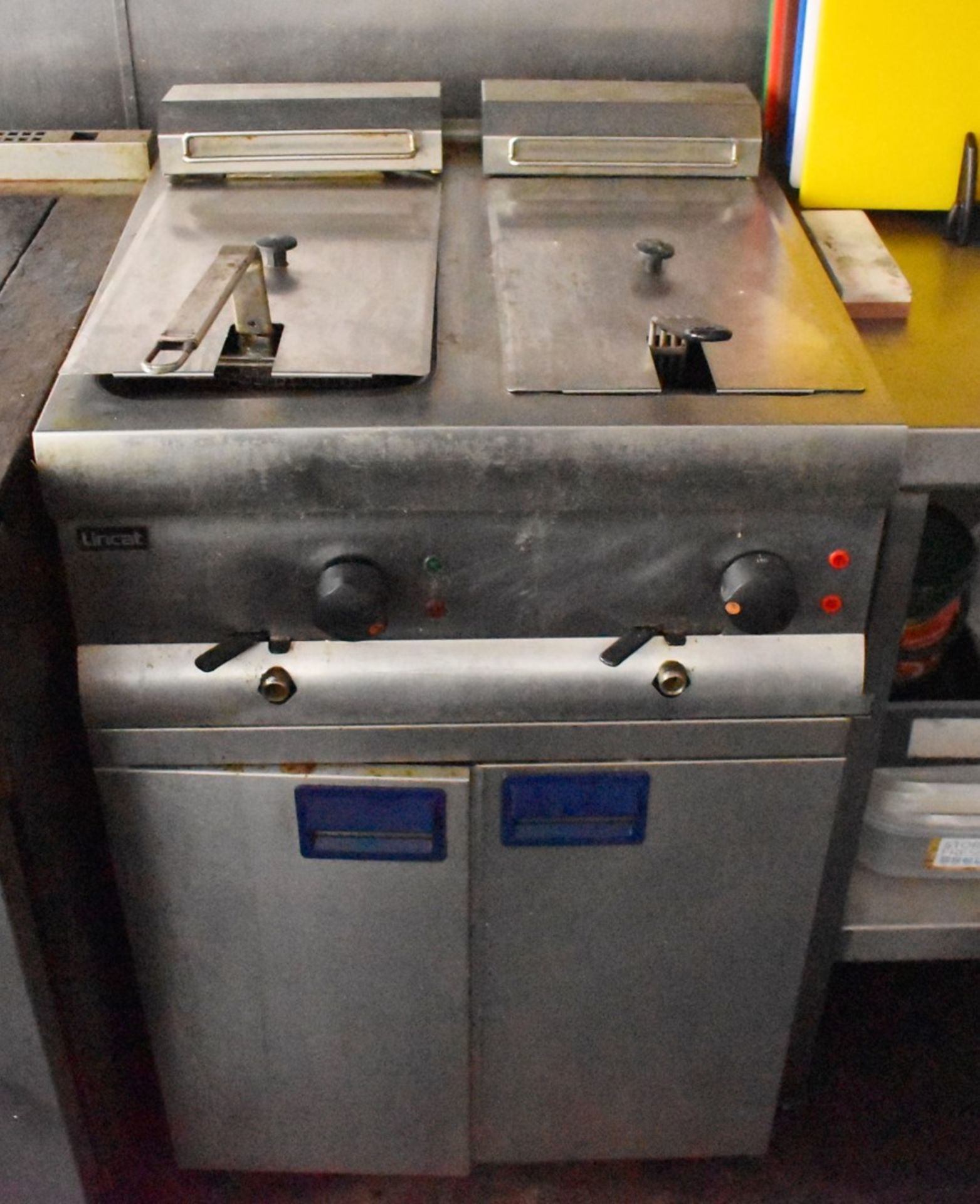 1 x Lincat Electric Twin Basket Fryer 60cm - CL586 - Location: Stockport SK1