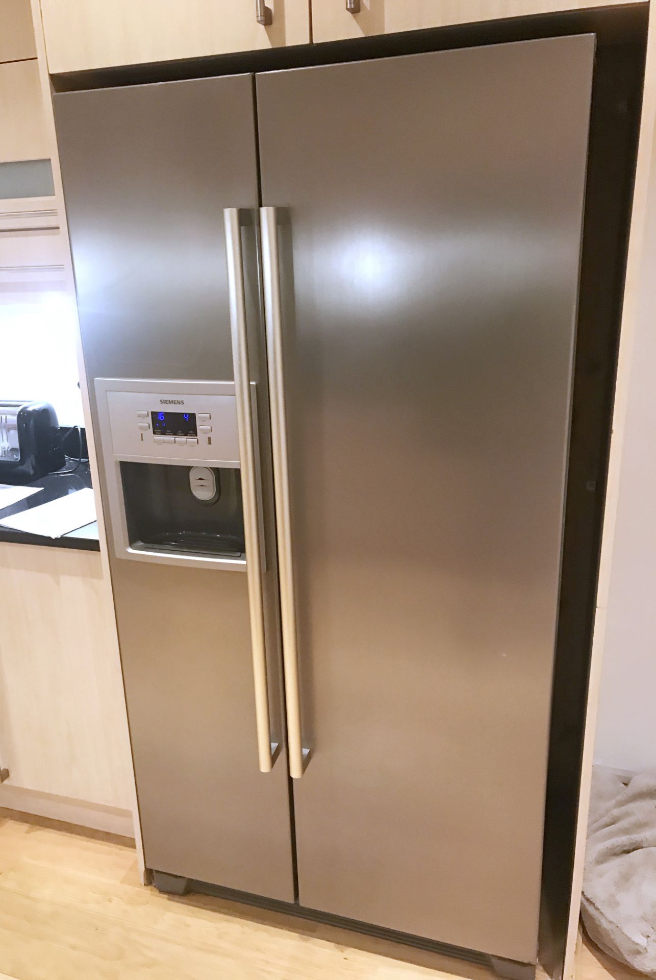 1 x Siemens American Style Fridge Freezer in Silver - Features Ice and Water Dispenser, Digital