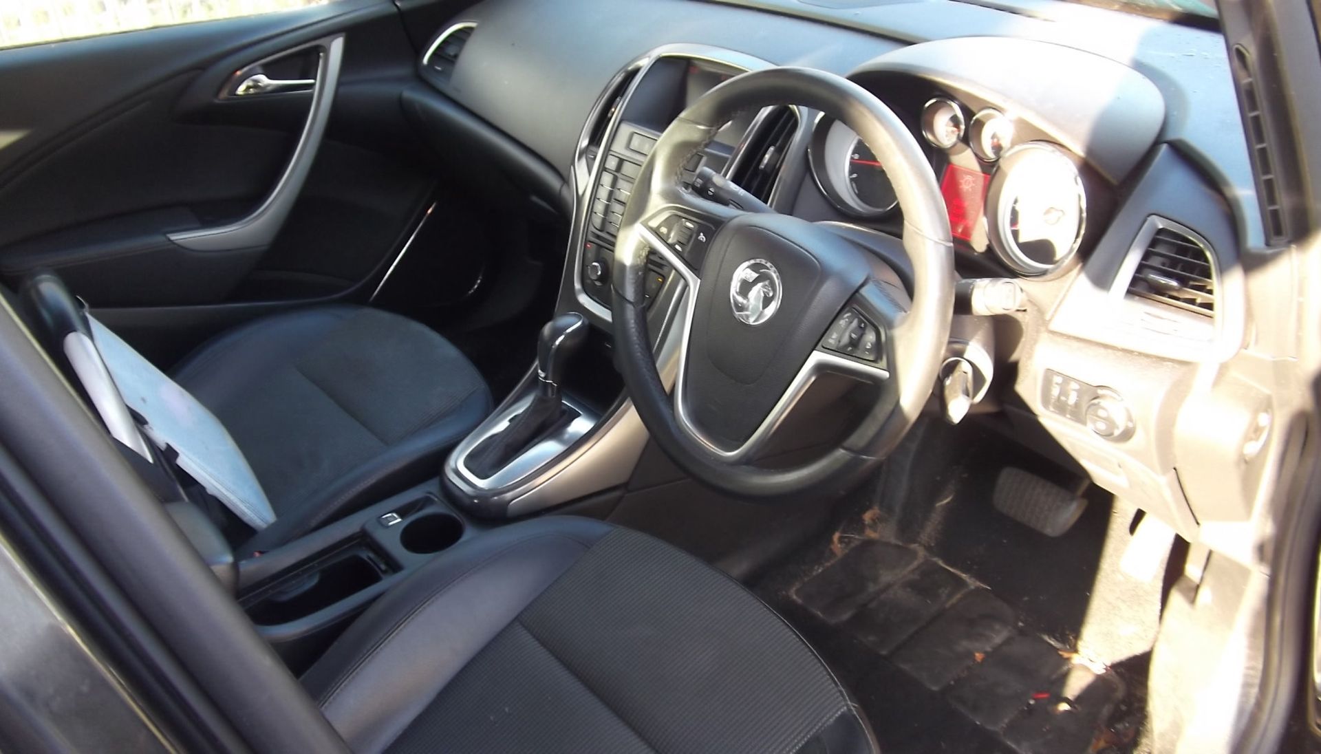 2011 Vauxhall Astra SE 1.6 Automatic 5 Door Hatchback - 97,000 Miles - Sat Nav, Dab Radio, Bluetooth - Image 15 of 17