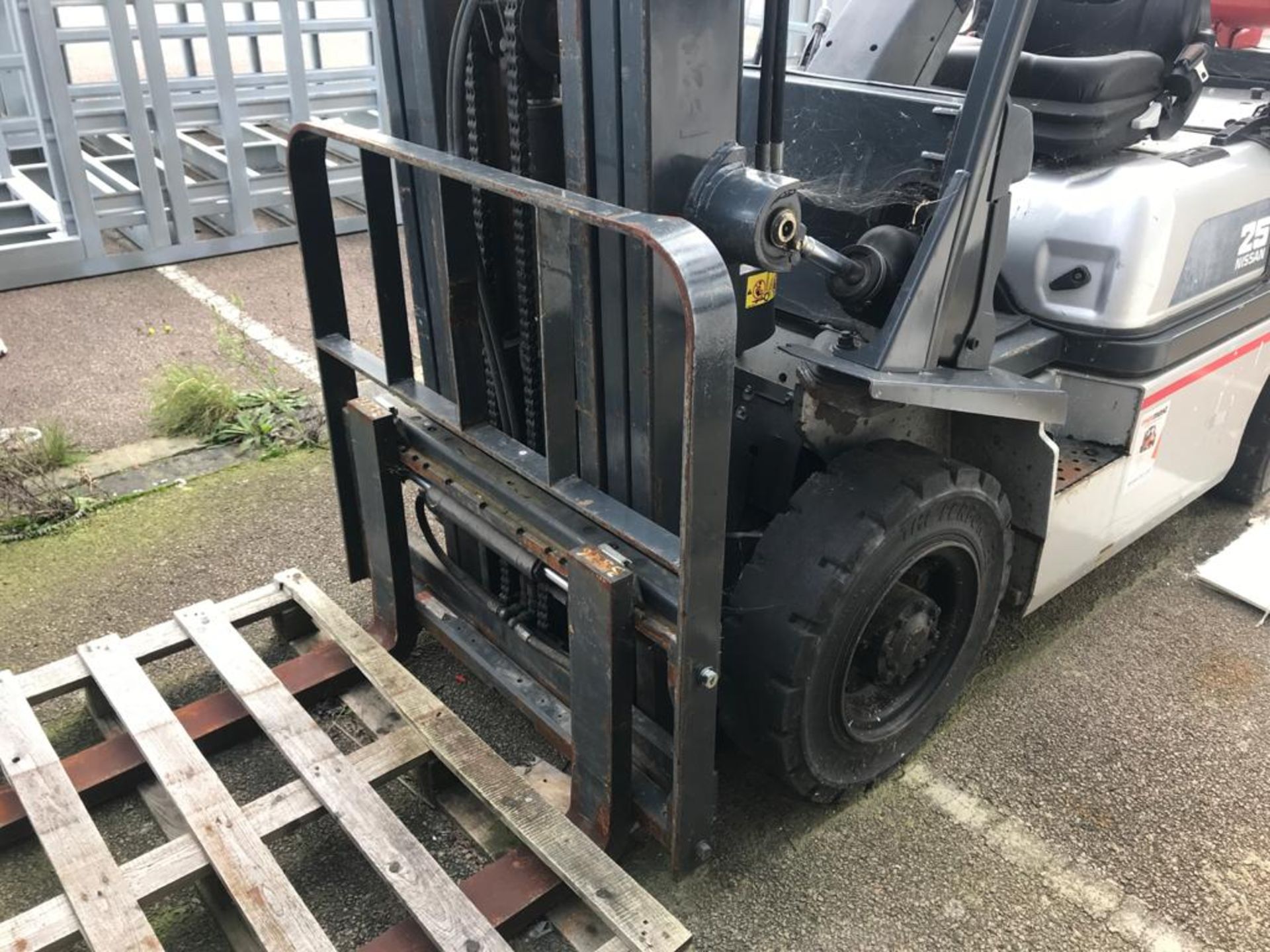 2007 Nissan 25 Counter Balance Forklift Truck - Gas Powered - Rated Capacity 2500kg - Starts, - Image 14 of 18