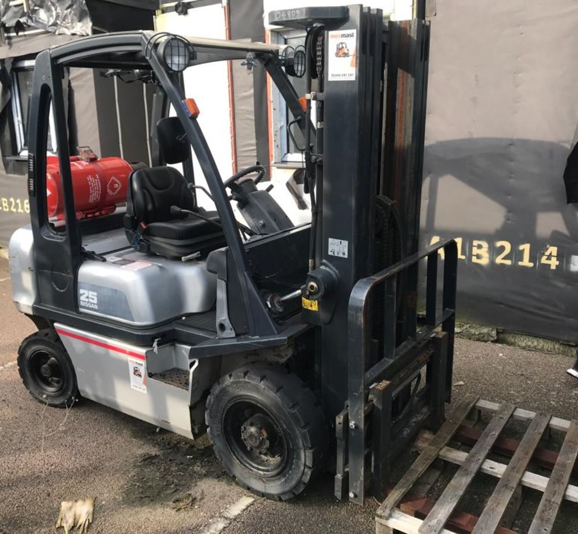 2007 Nissan 25 Counter Balance Forklift Truck - Gas Powered - Rated Capacity 2500kg - Starts,