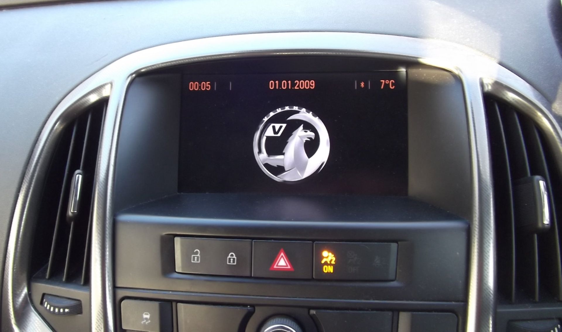 2011 Vauxhall Astra SE 1.6 Automatic 5 Door Hatchback - 97,000 Miles - Sat Nav, Dab Radio, Bluetooth - Image 12 of 17