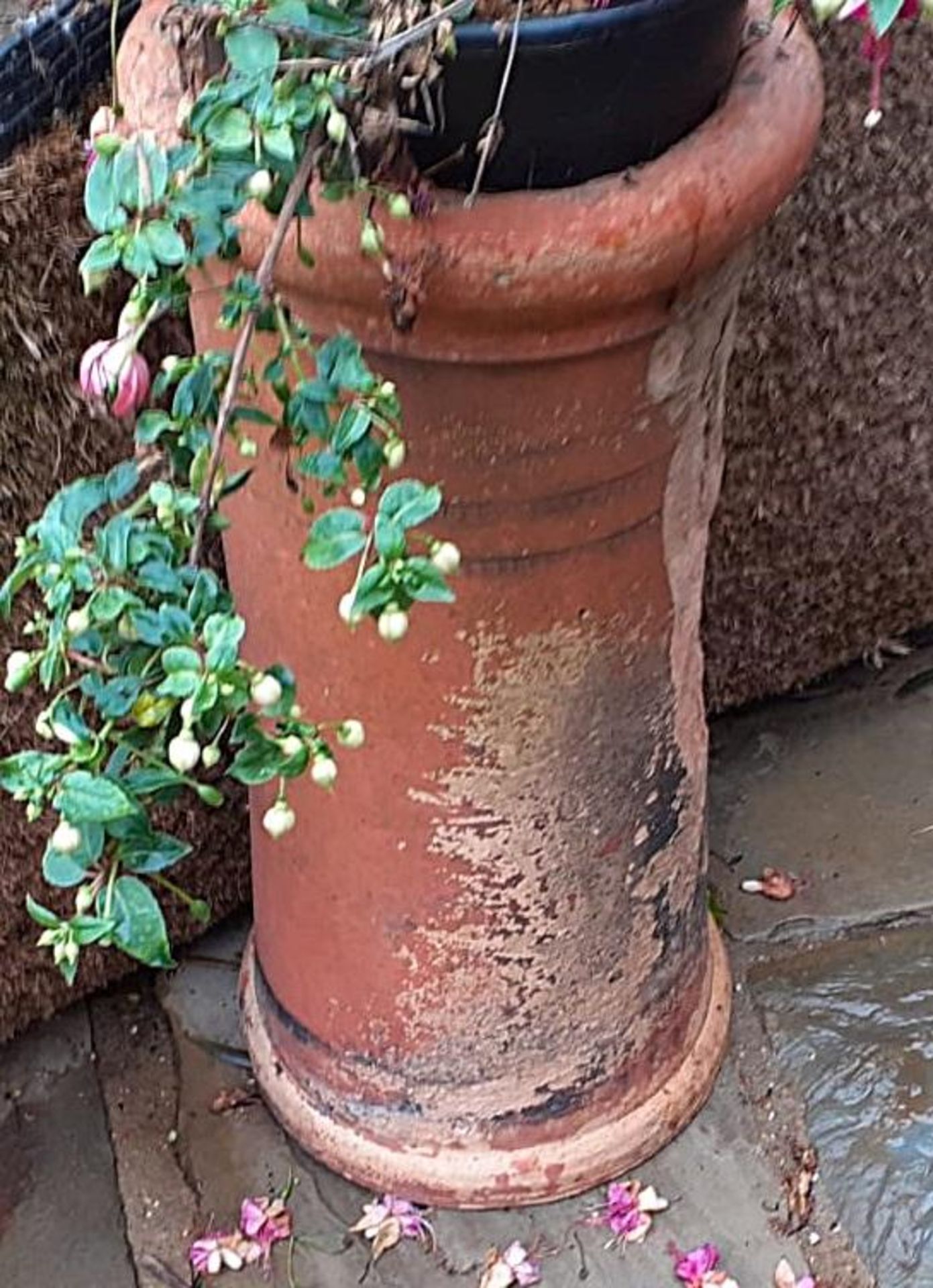 2 x Clay Chimney Garden Planters With Differing Heights - Ref: JB112 - Pre-Owned - NO VAT ON THE - Image 5 of 5