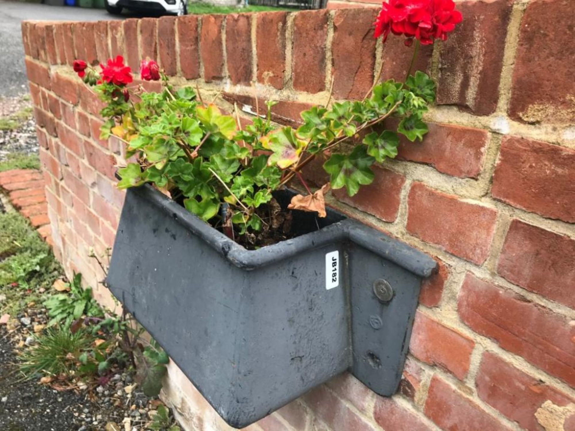 1 x Shaped Cast Iron Wall Ornamental Hanging Wall Planter Painted Grey - Ref: JB182 - Pre-Owned - NO - Image 2 of 4