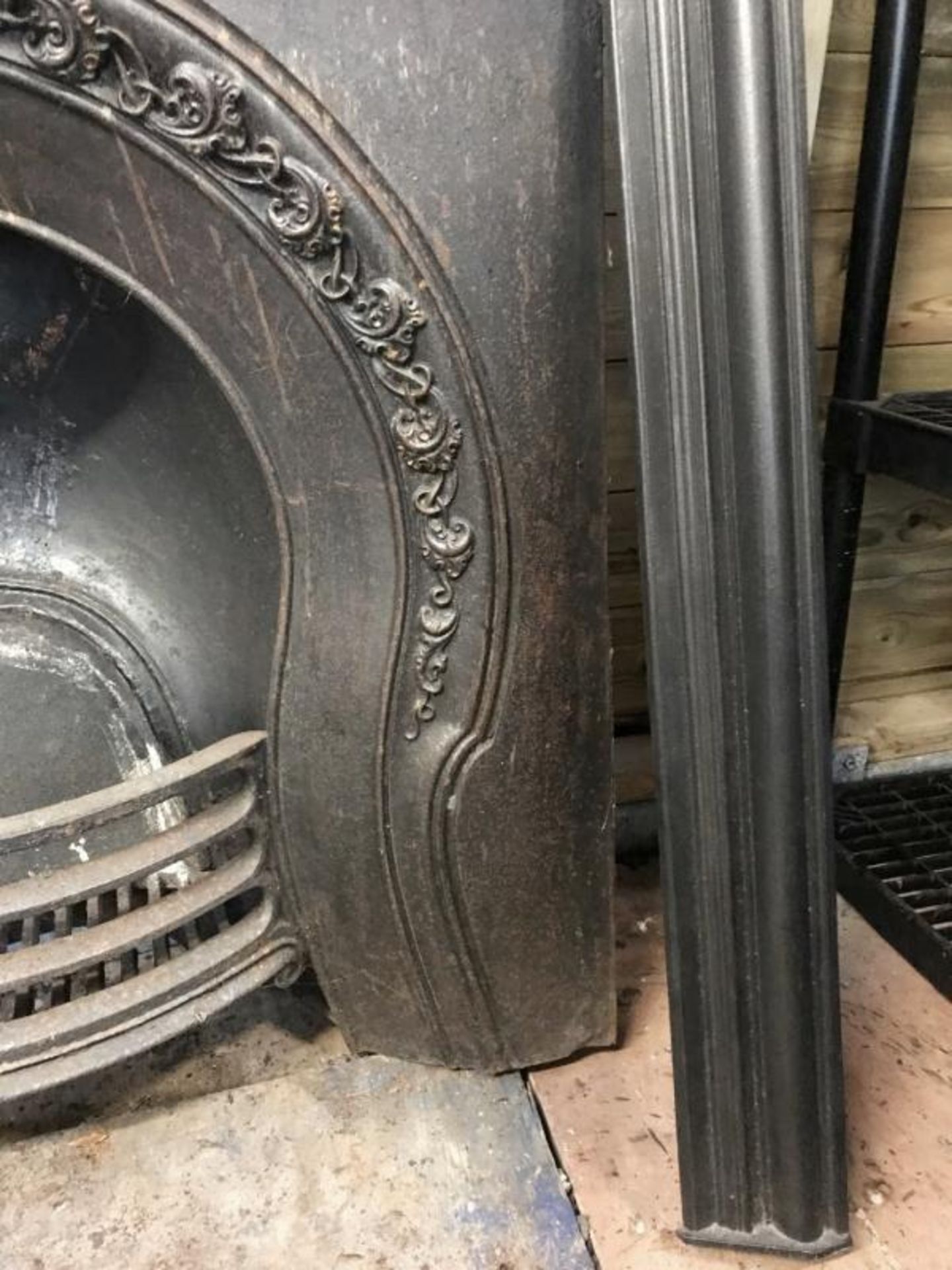 1 x Stunning Antique Victorian Cast Iron Fire Surround with Horseshoe Insert - Dimensions: Height - Image 4 of 9