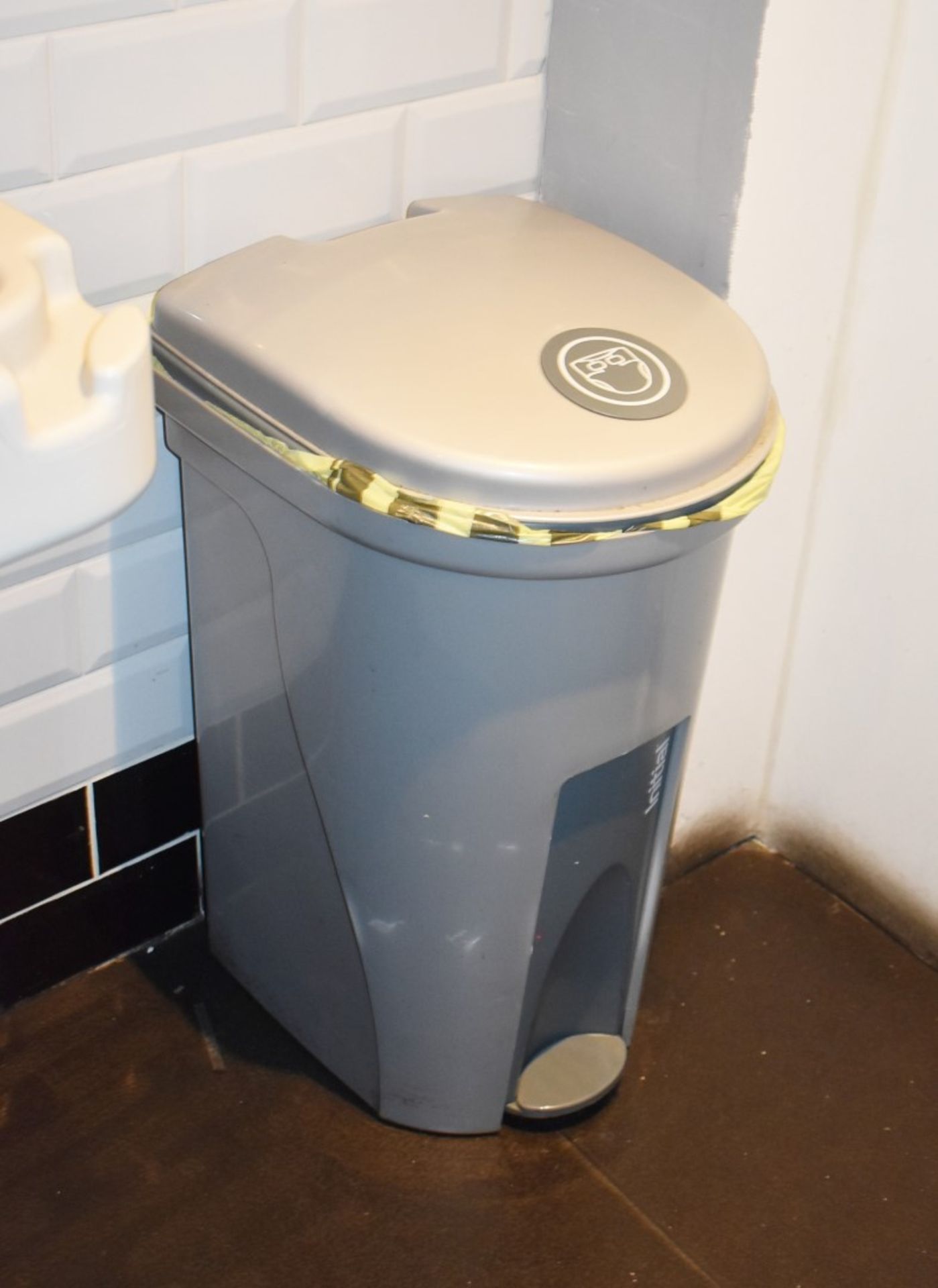 1 x Rest Room Waste Bin - CL586 - Location: Stockport SK1 This item is to be removed from a