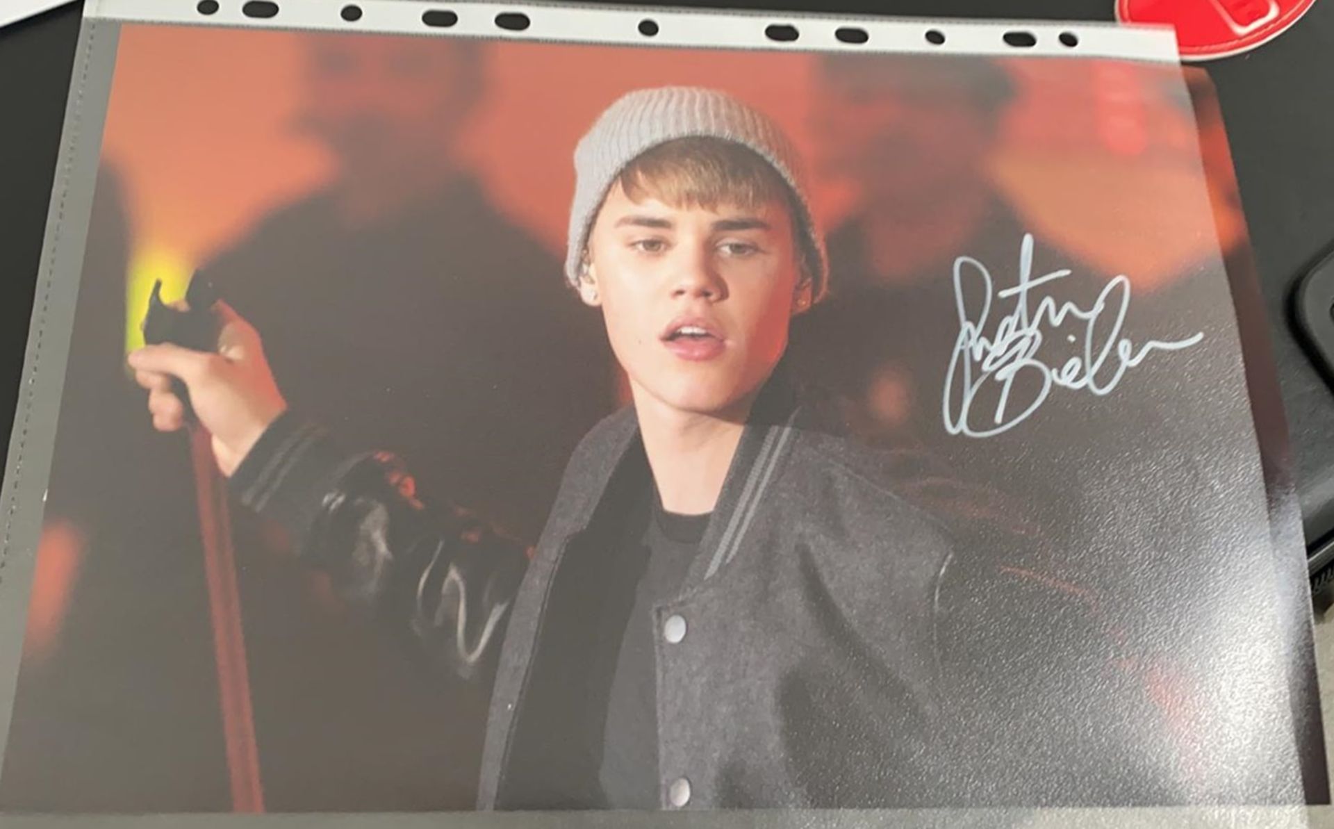 1 x Signed Autograph Picture - JUSTIN BIEBER - With COA - Size 12 x 8 Inch - NO VAT ON THE HAMMER - Image 2 of 4