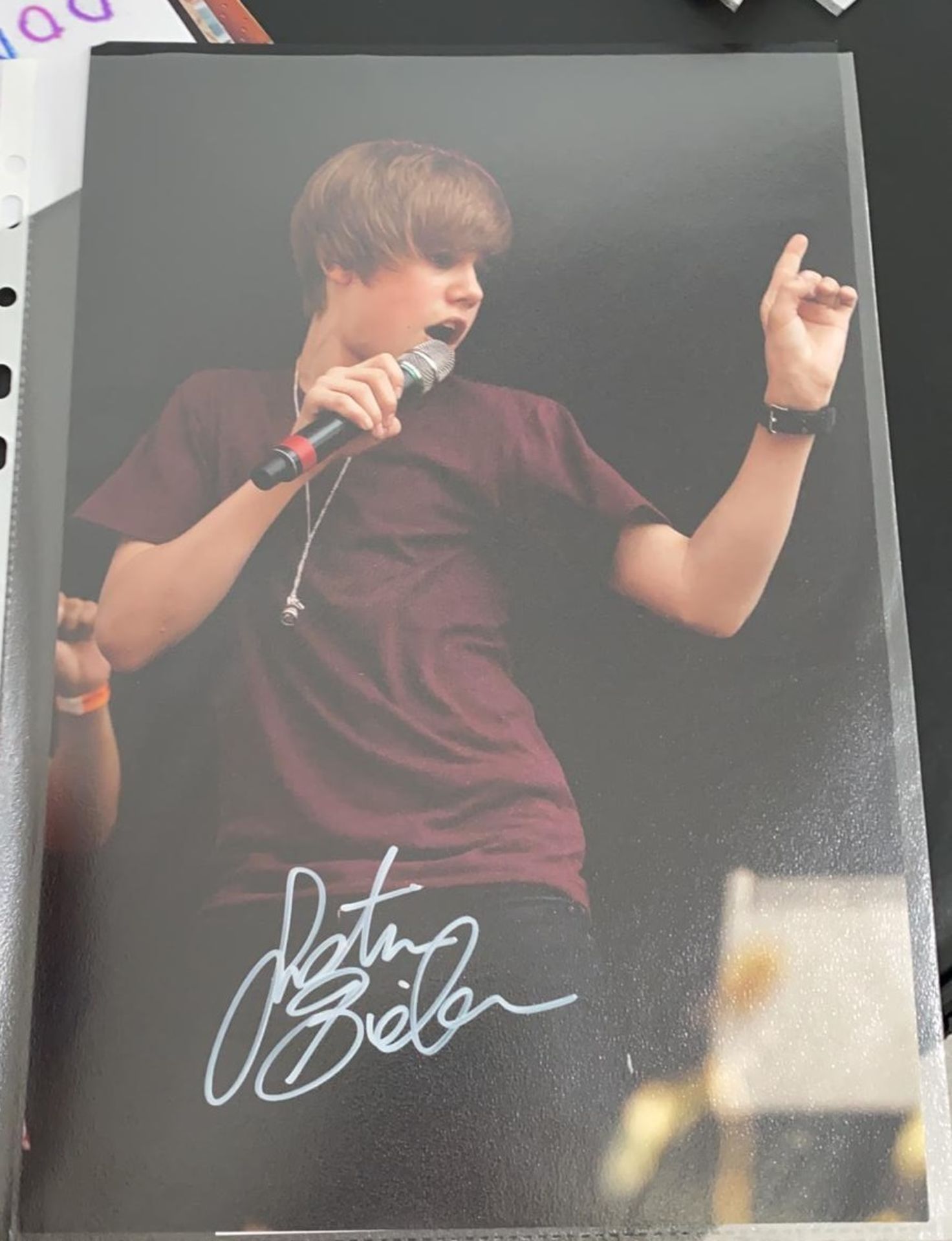 1 x Signed Autograph Picture - JUSTIN BIEBER - With COA - NO VAT ON THE HAMMER PRICE - Size 12 x 8 - Image 2 of 3