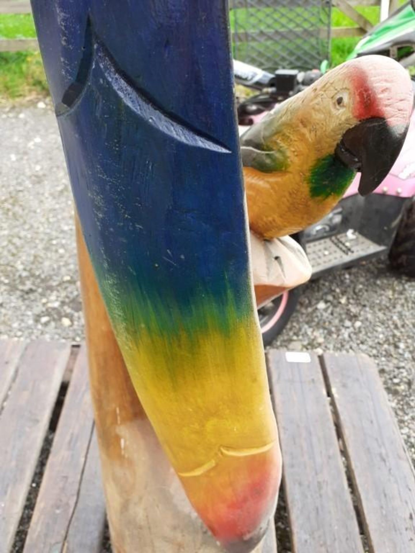 1 x 1.7-Metre Tall Wooden Sculpture Featuring 3 Colourful Parrots - Dimensions: Height 170cm x - Image 3 of 9