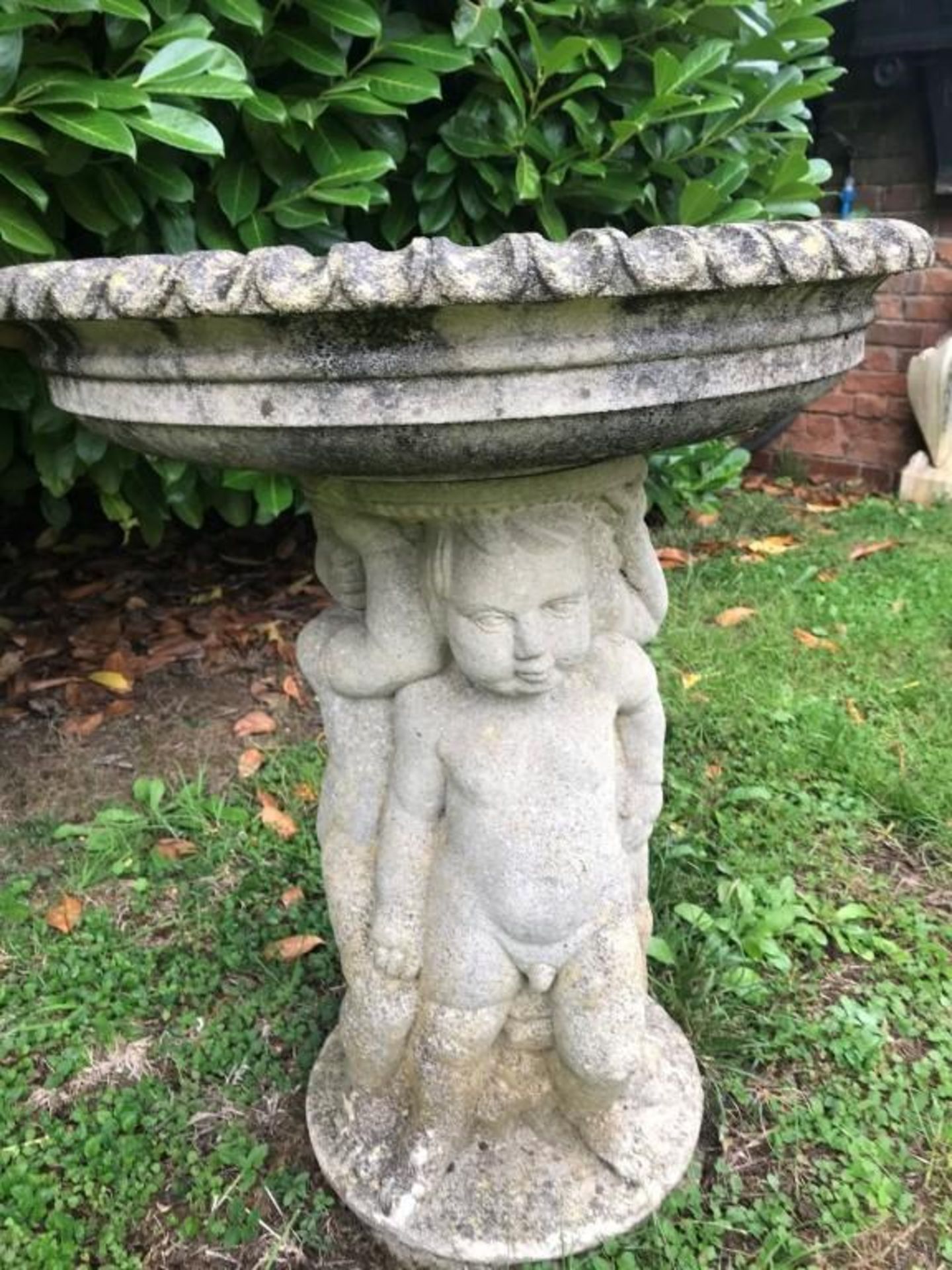 1 x Stone Bird Bath Featuring Three Cherubs  - Dimensions: 58cm Diameter x Height 73cm - Ref: - Image 4 of 7