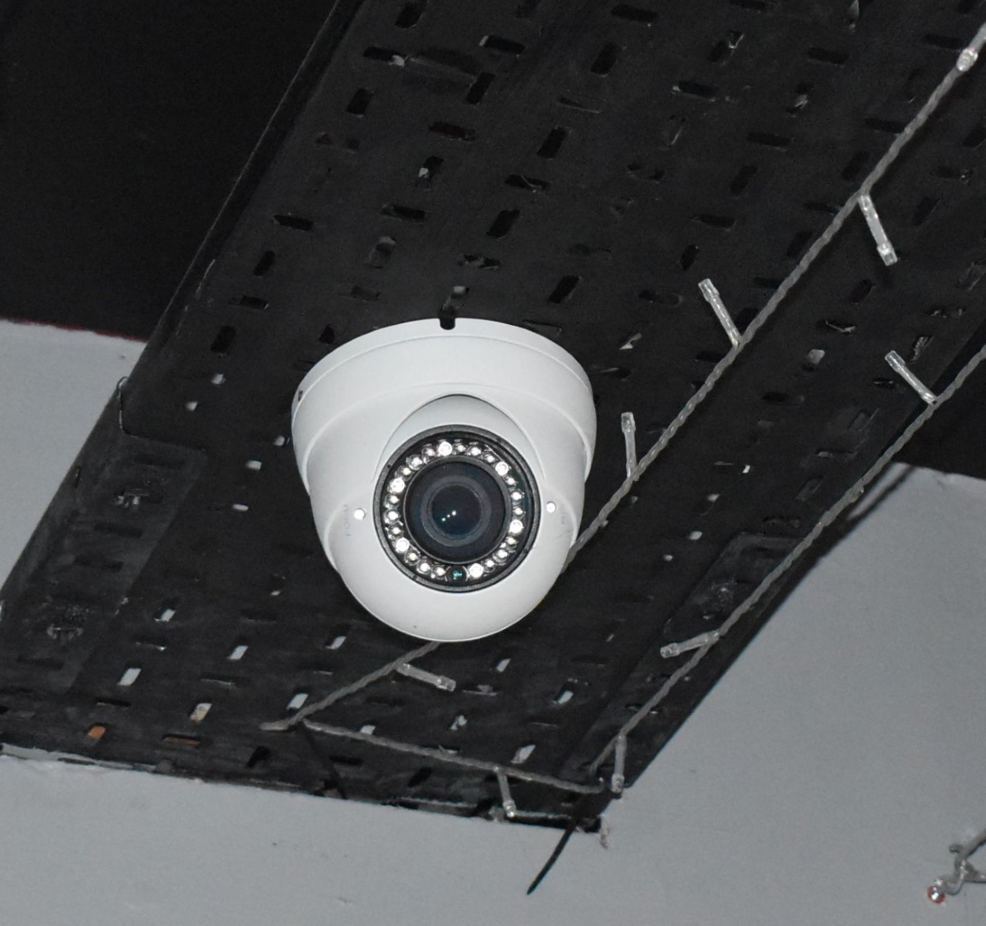 1 x Dalhua CCTV System With 8 Dome Cameras and Monitor - CL586 - Location: Stockport SK1 This item - Image 4 of 7