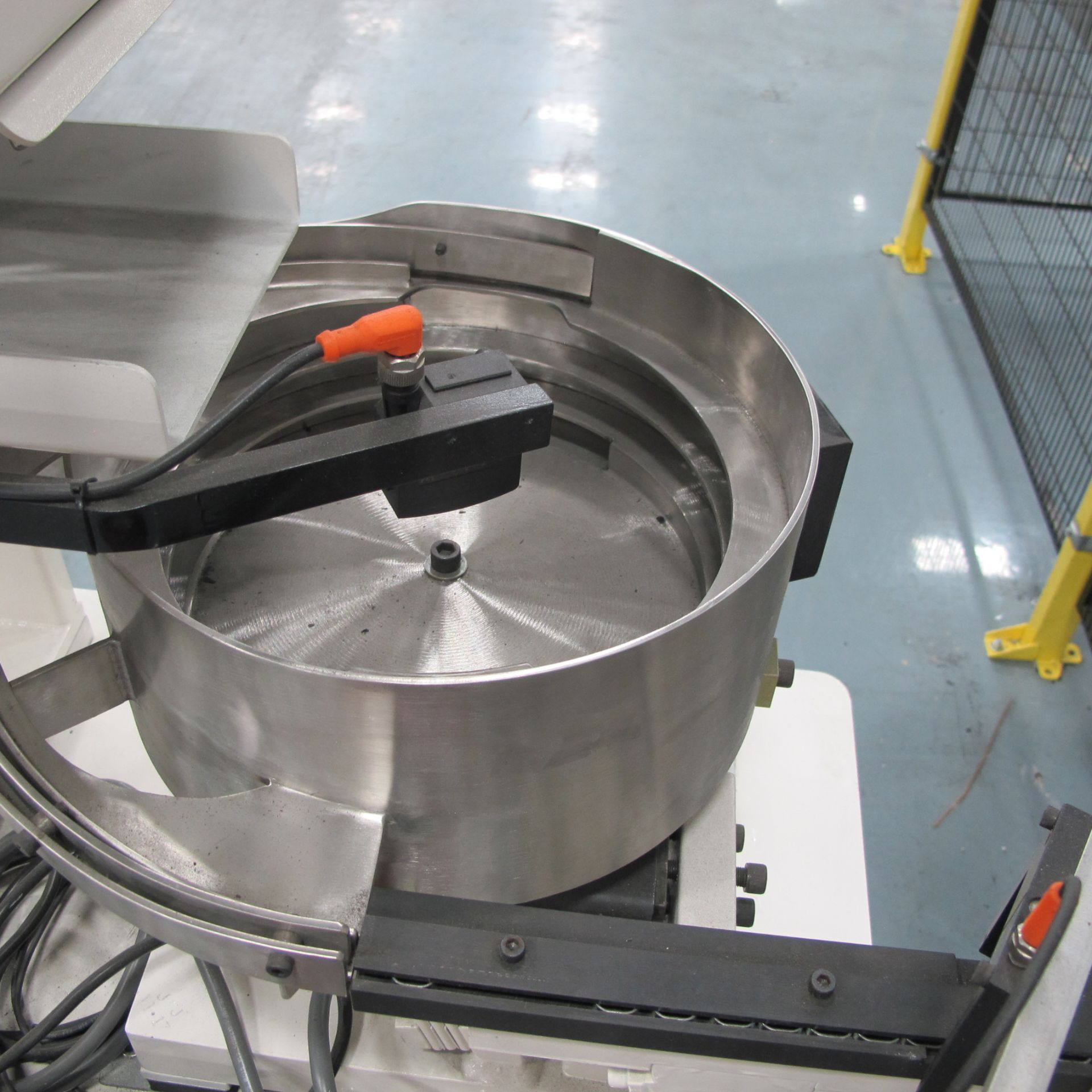 ADAPTO 318A-A PARTS FEEDER SYSTEM INCL FEED RIT AUTOMATION HOPPER, BOWL, INLINE AND CONVEYOR - Image 4 of 9