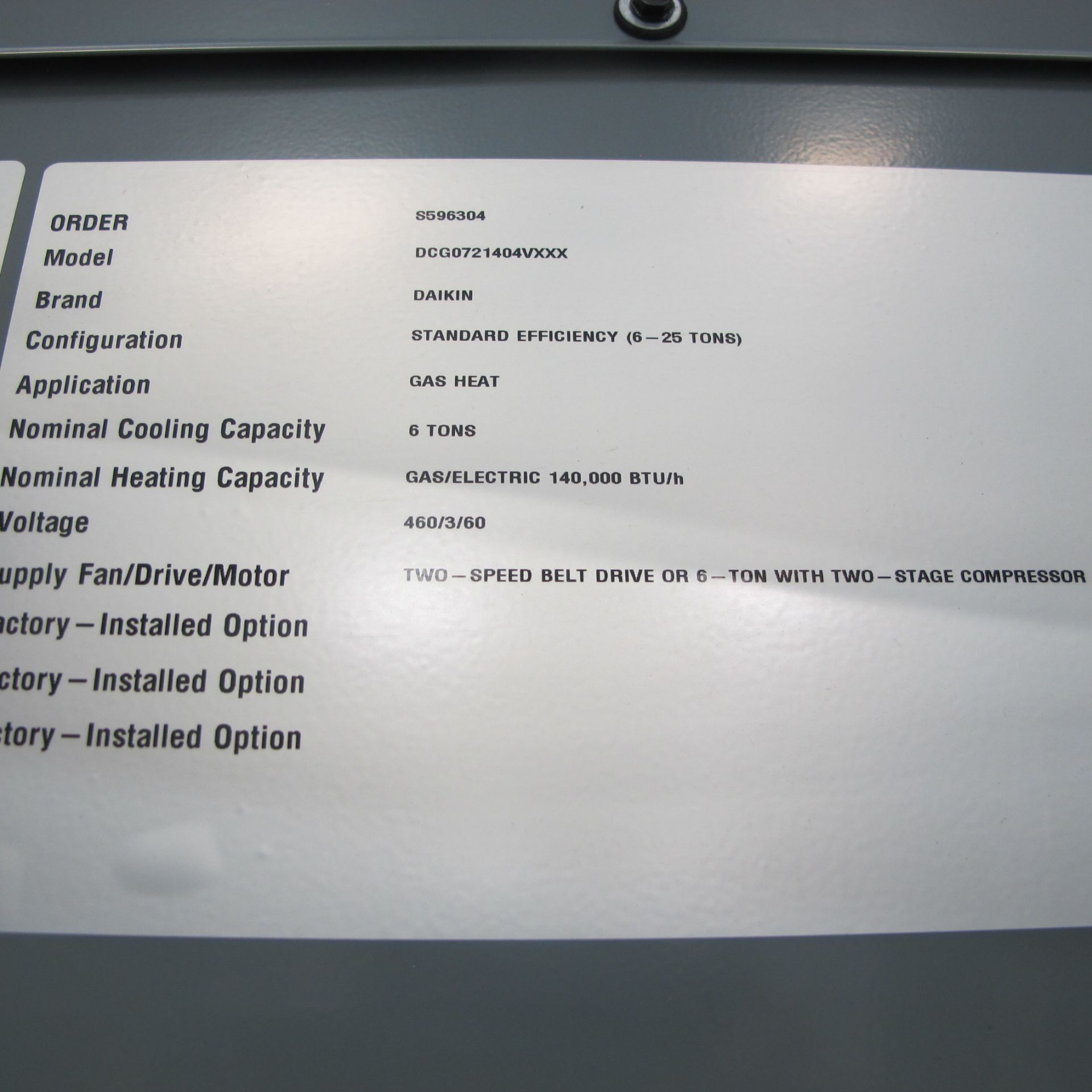 DAIKIN MODEL DCG0721404VXXX 6 TON 140,000 BTU/HR LIGHT COMMERCIAL 15.5 IEER GAS/ELECTRIC PACKAGED - Image 2 of 3