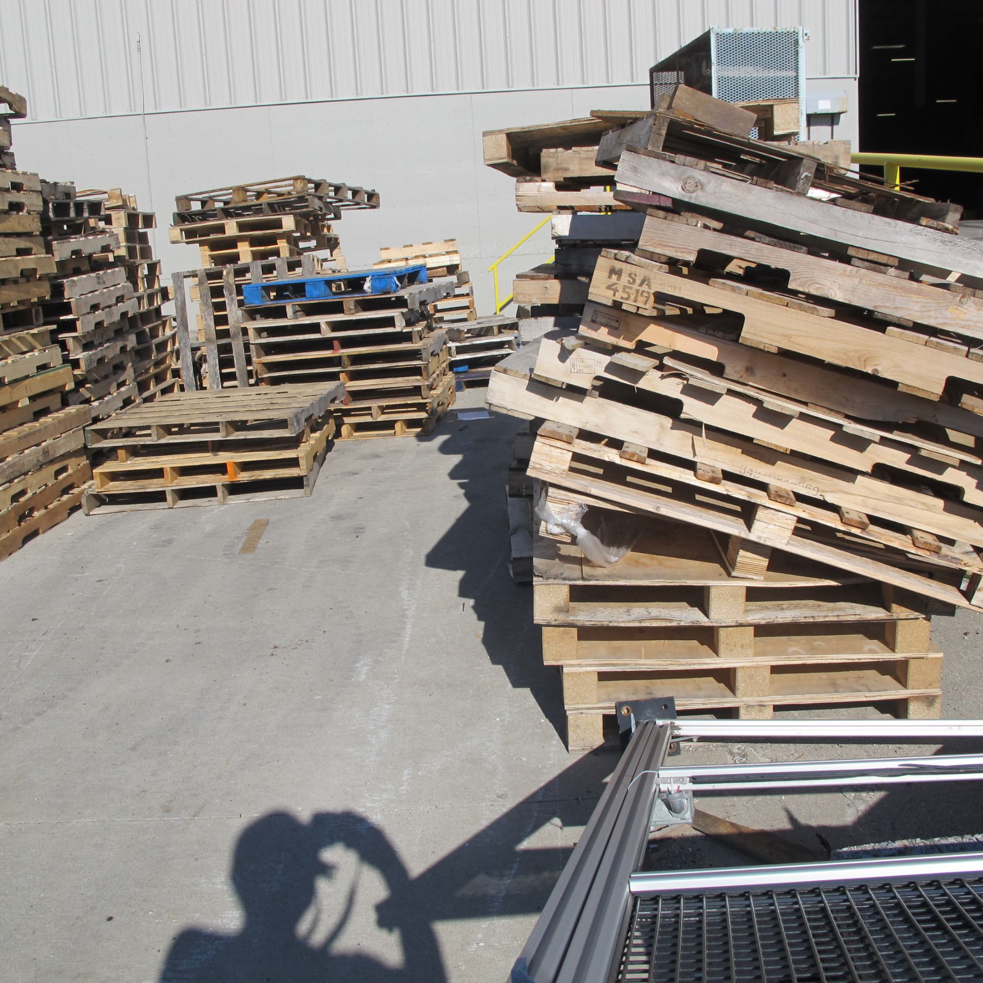 LARGE QUANTITY OF PALLETS - EAST YARD - Image 4 of 4