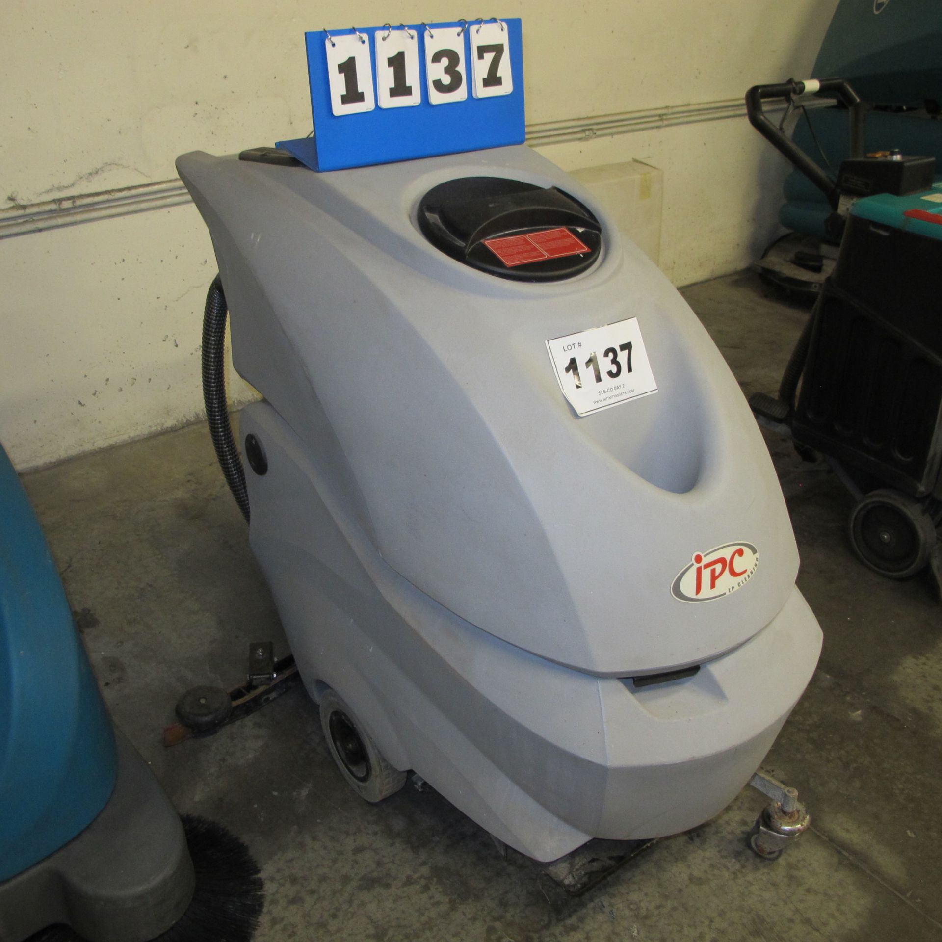 2006 IPC CLT60B50 FLOOR SWEEPER, 24V, 160W S/N 8000071102