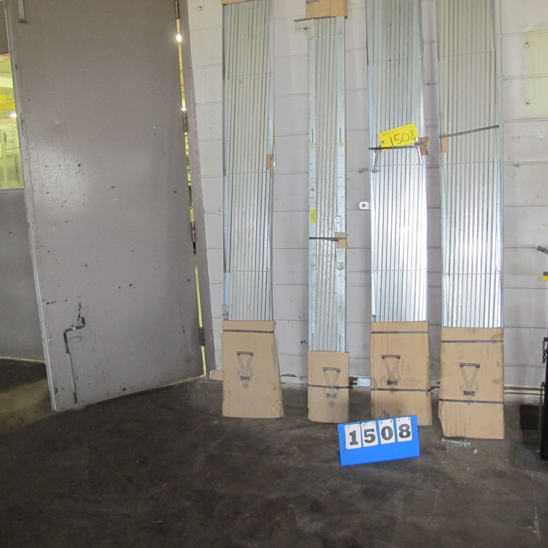 LOT OF FOLDING GATES ON CASTORS