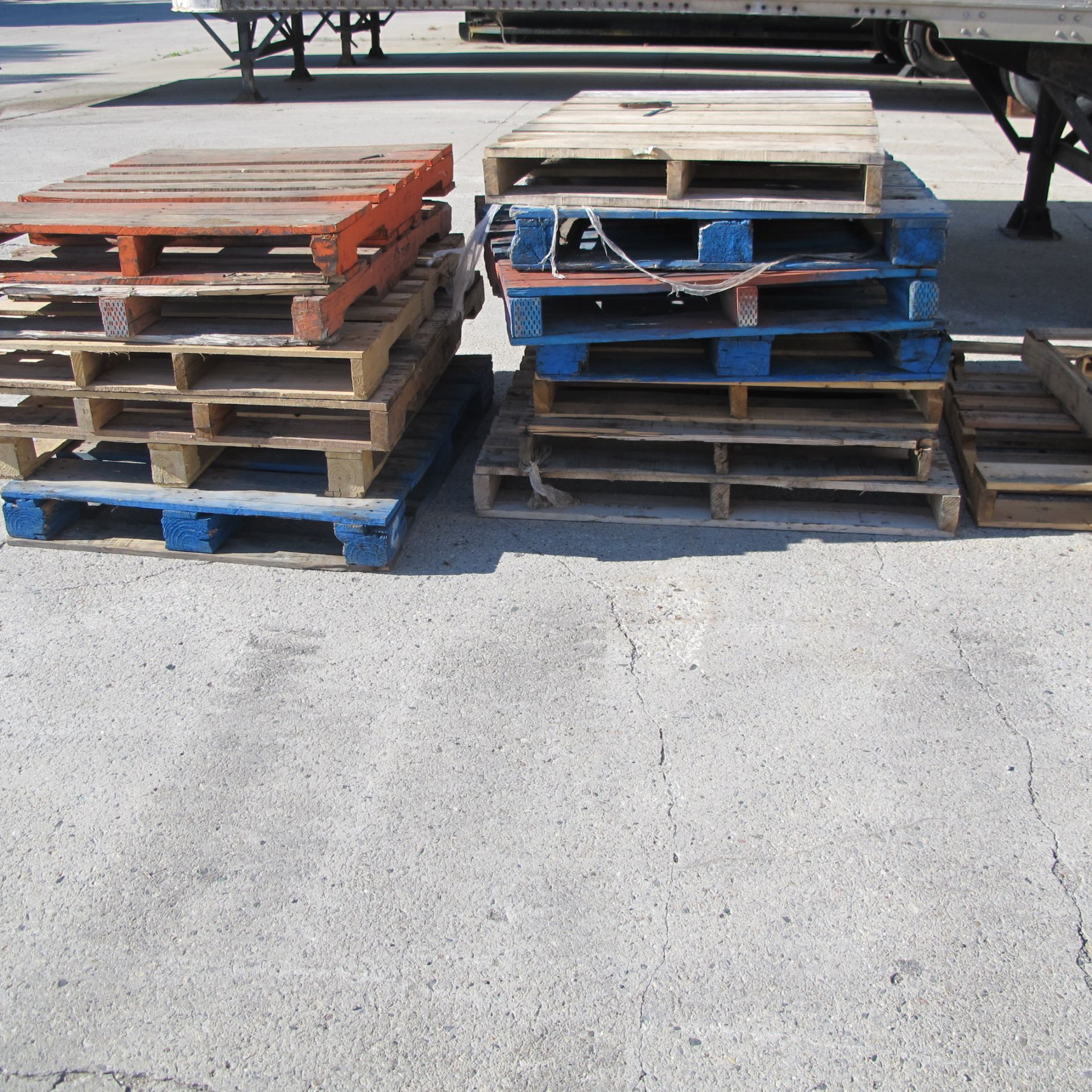 LARGE QUANTITY OF PALLETS - EAST YARD - Image 3 of 4
