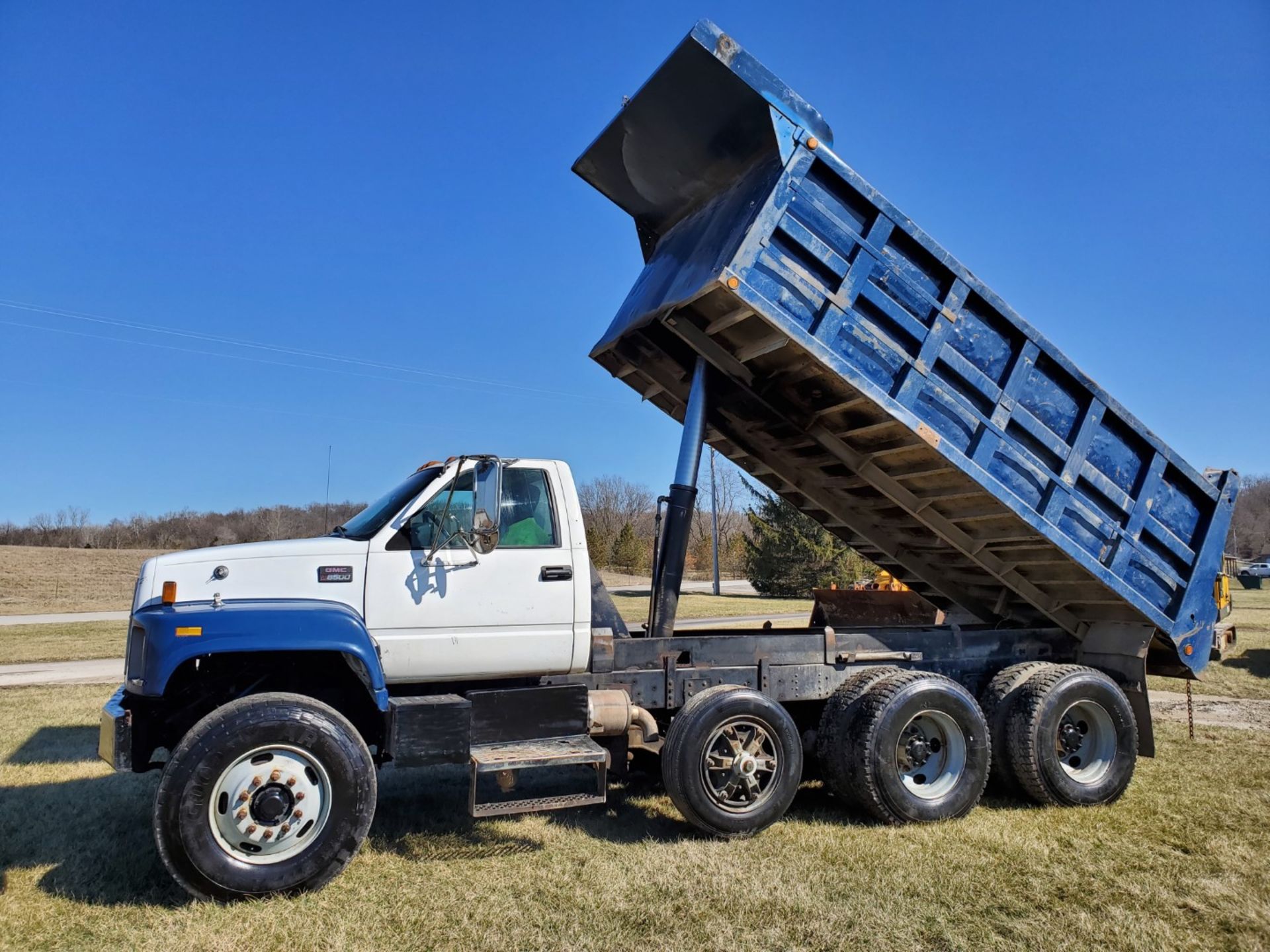 2002 GMC C 8500 16' Tri Axle Dump Truck w/ Steerable Lift Axle, Auto, Cat C7, 16' Steel Dump Bed - Image 22 of 26