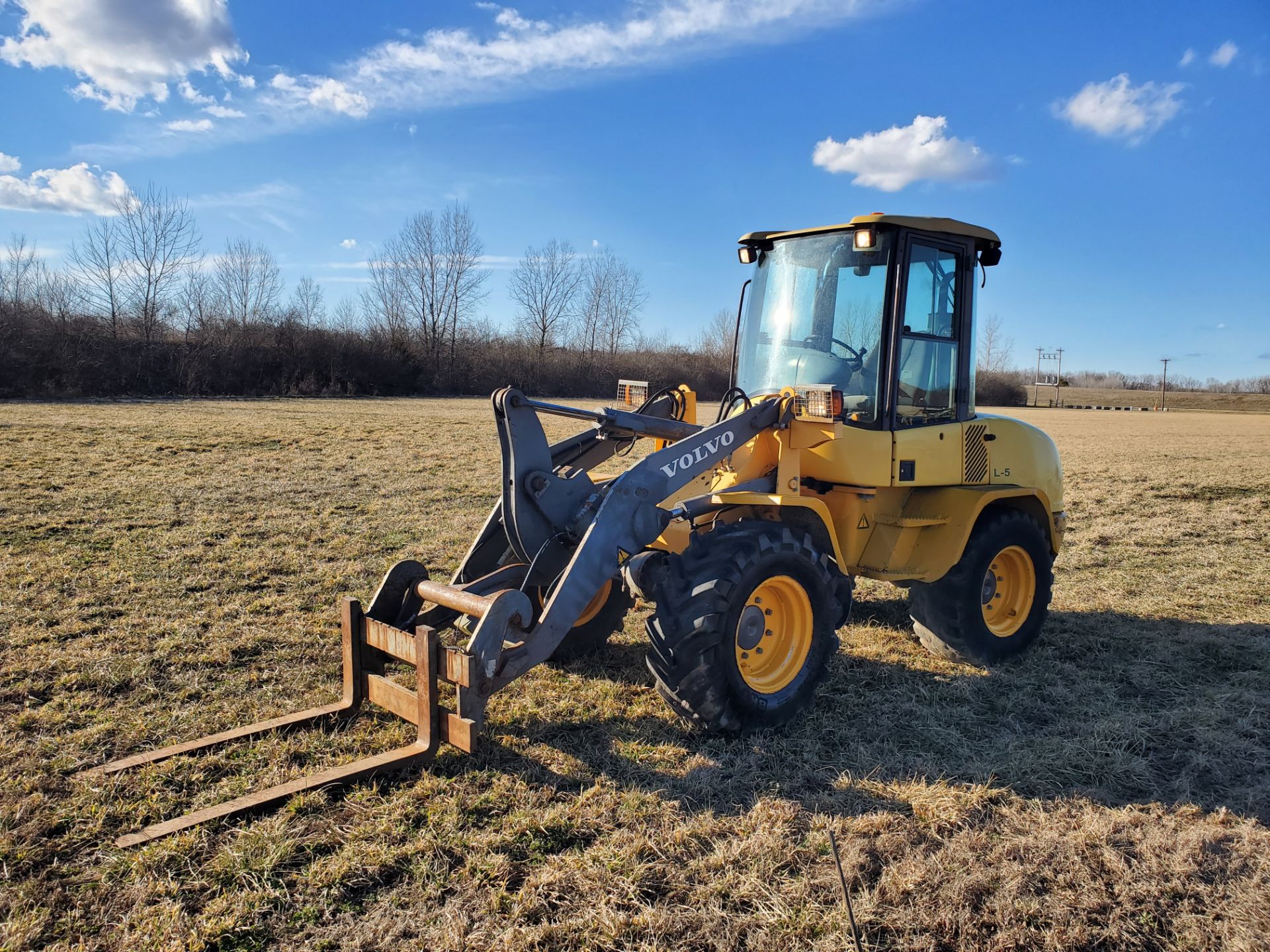 Volvo Model L35B Wheel Loader w/ Quick Detach 79 in Bucket and Fork Attachment, Auxillary Hydraulics