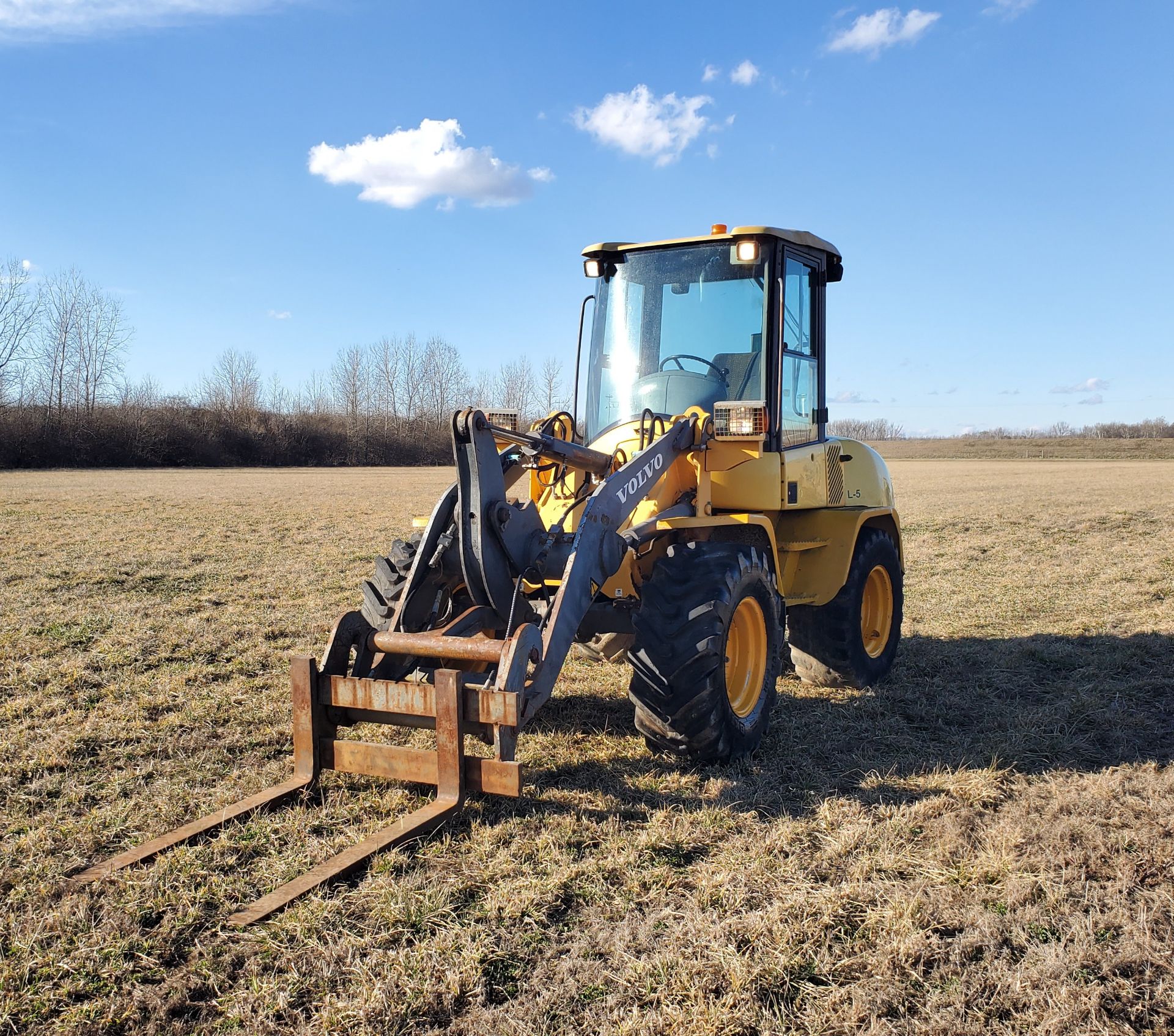 Volvo Model L35B Wheel Loader w/ Quick Detach 79 in Bucket and Fork Attachment, Auxillary Hydraulics - Image 4 of 19