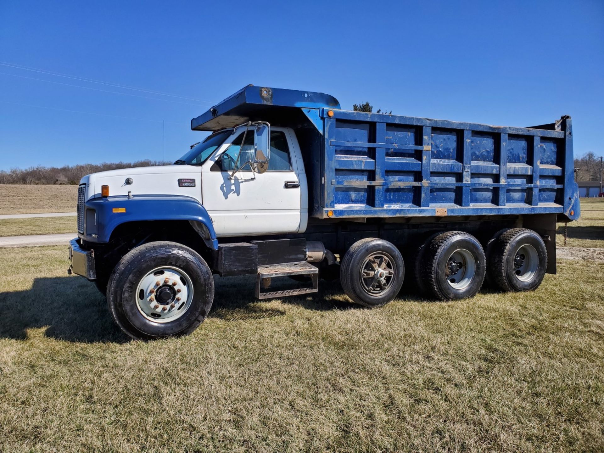 2002 GMC C 8500 16' Tri Axle Dump Truck w/ Steerable Lift Axle, Auto, Cat C7, 16' Steel Dump Bed - Image 2 of 26