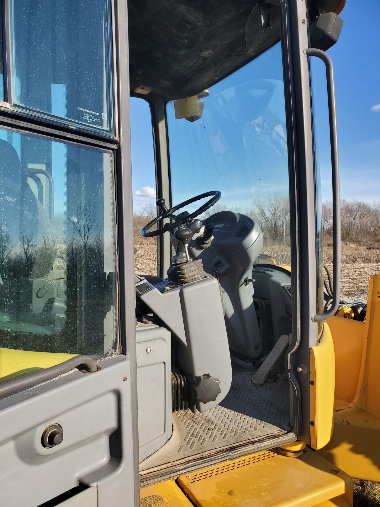 Volvo Model L35B Wheel Loader w/ Quick Detach 79 in Bucket and Fork Attachment, Auxillary Hydraulics - Image 15 of 19