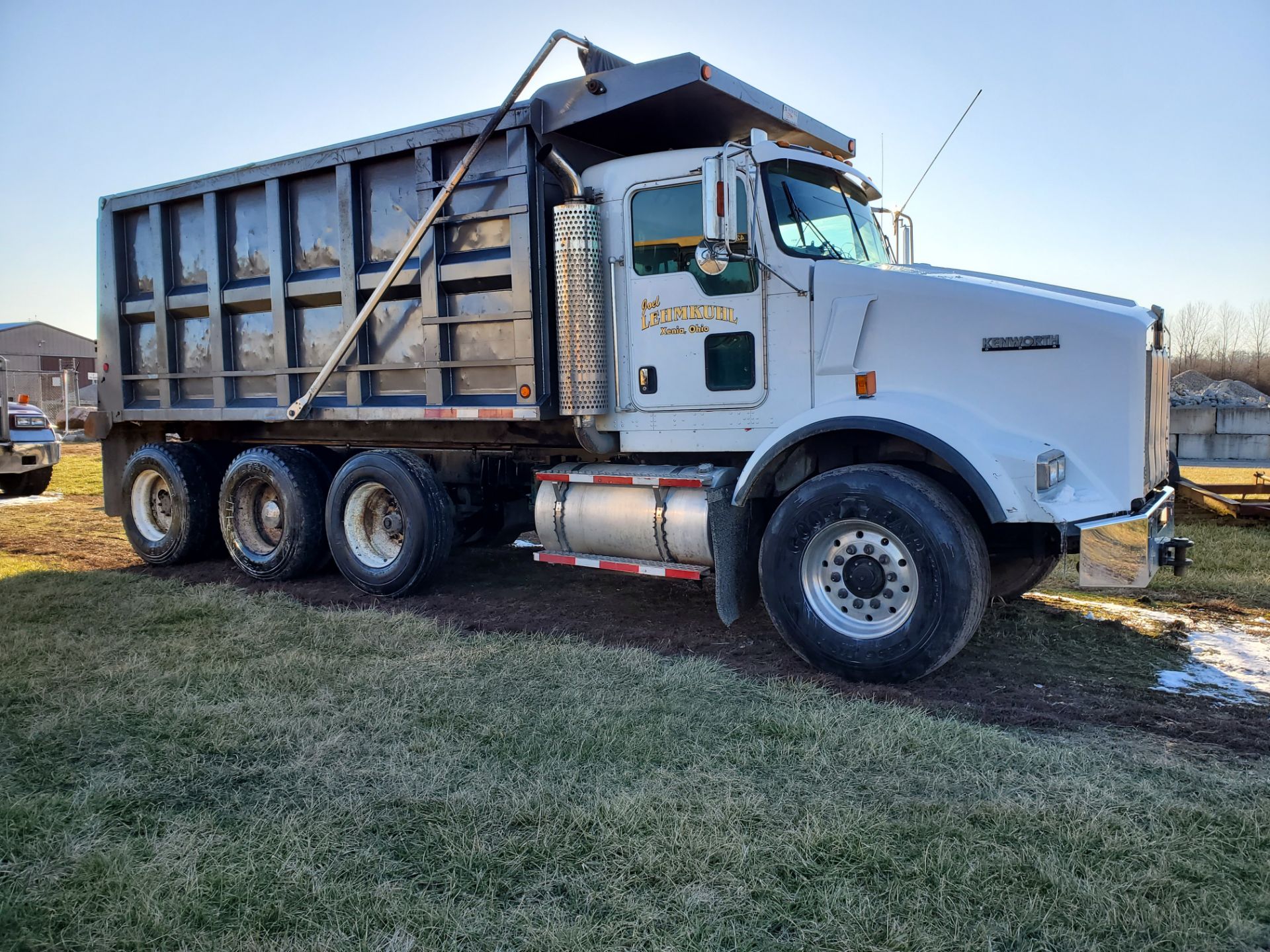 2004 Kenworth T-800, 385 HP, 46,000 lb Suspension, Eaton 10 Speed, Ox Bodies 16' Bed 487,097 Miles - Image 2 of 37