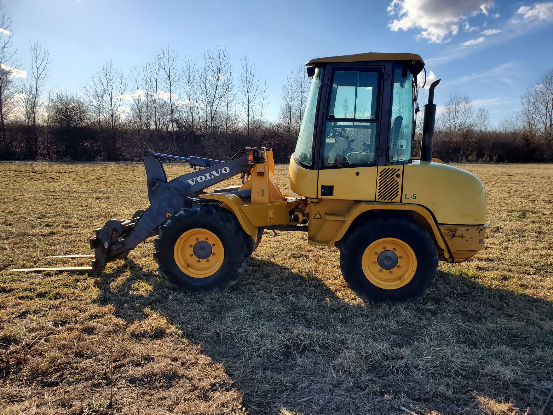 Volvo Model L35B Wheel Loader w/ Quick Detach 79 in Bucket and Fork Attachment, Auxillary Hydraulics - Image 6 of 19