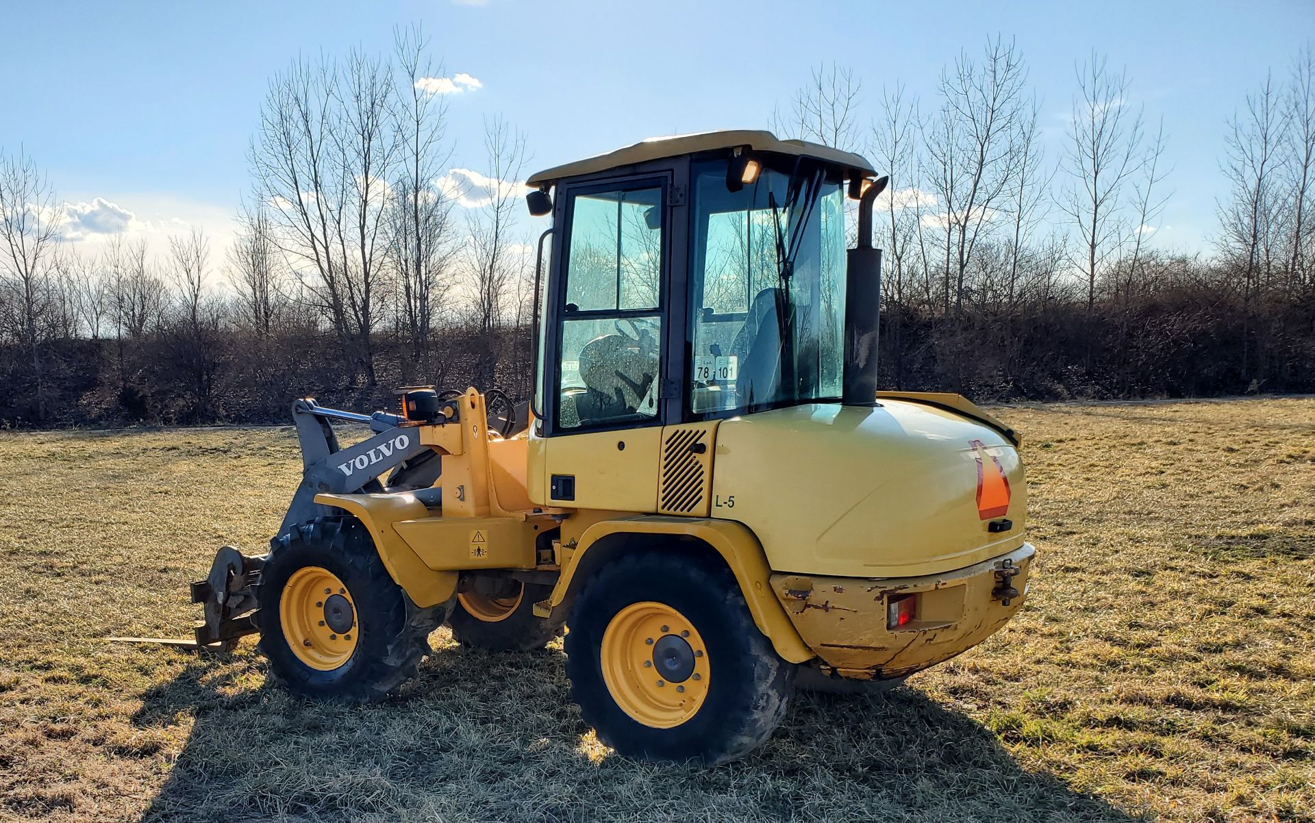 Volvo Model L35B Wheel Loader w/ Quick Detach 79 in Bucket and Fork Attachment, Auxillary Hydraulics - Image 7 of 19