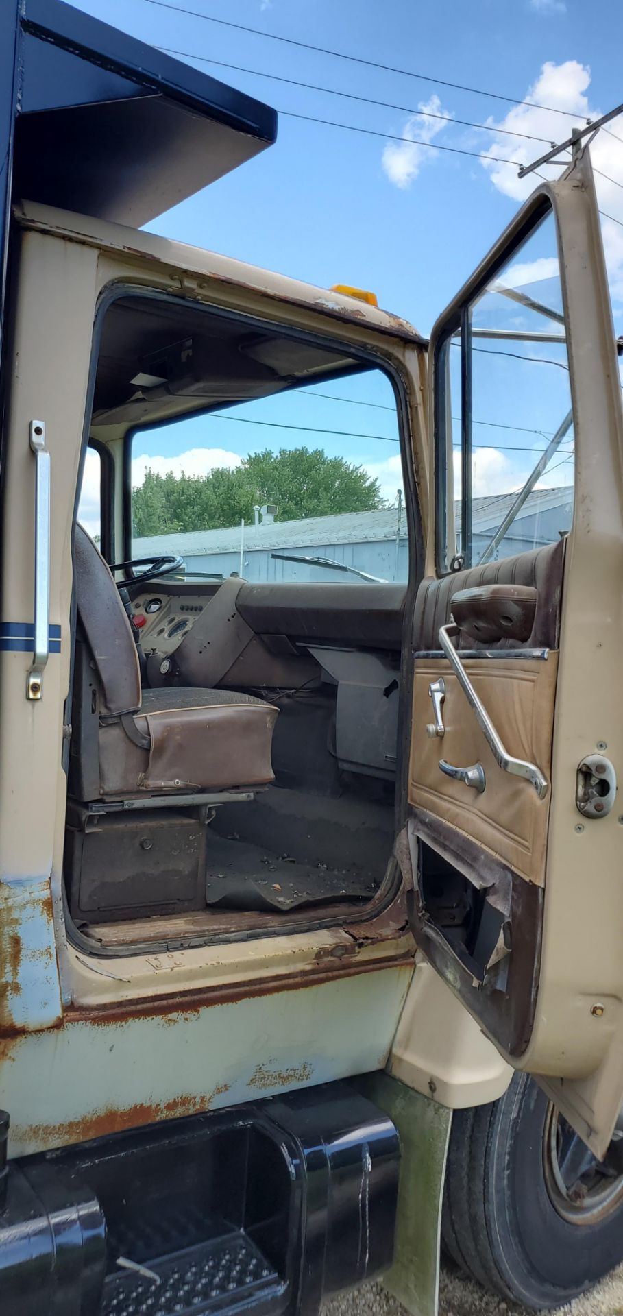 1983 Ford 7000, 5-speed Manual Transmission, Caterpillar 3208 Diesel, 14" Dump Bed,UR 225 Tires, New - Image 9 of 25
