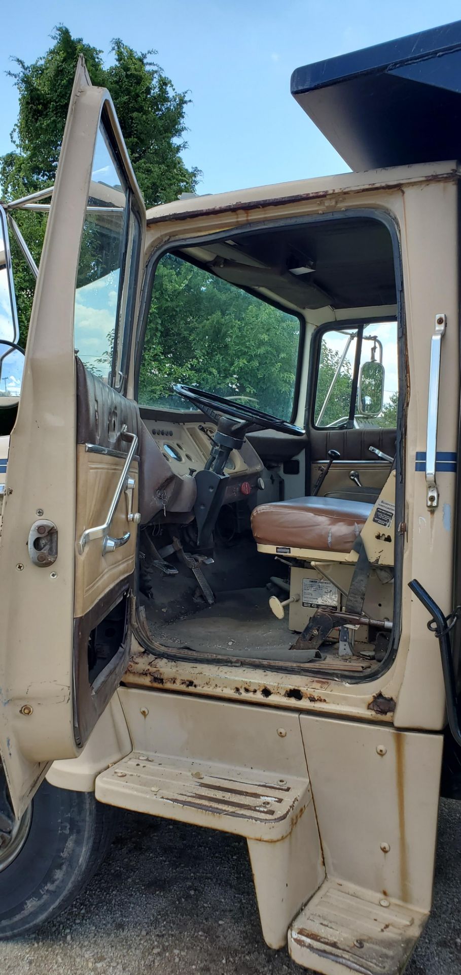 1983 Ford 7000, 5-speed Manual Transmission, Caterpillar 3208 Diesel, 14" Dump Bed,UR 225 Tires, New - Image 7 of 25