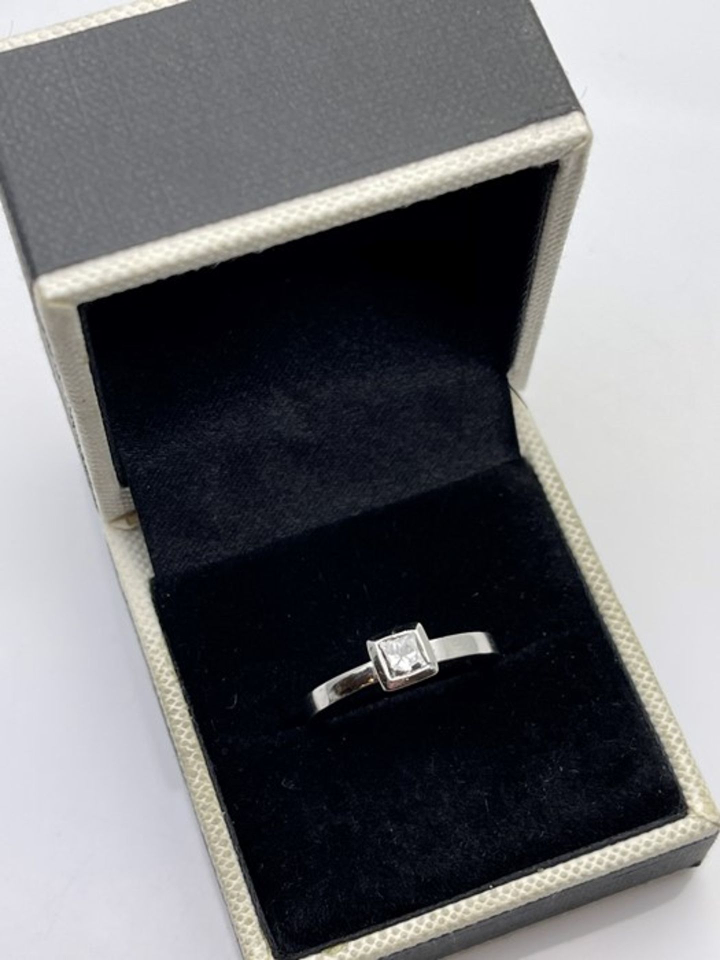 ***£2820.00*** PLATINUM DIAMOND RING